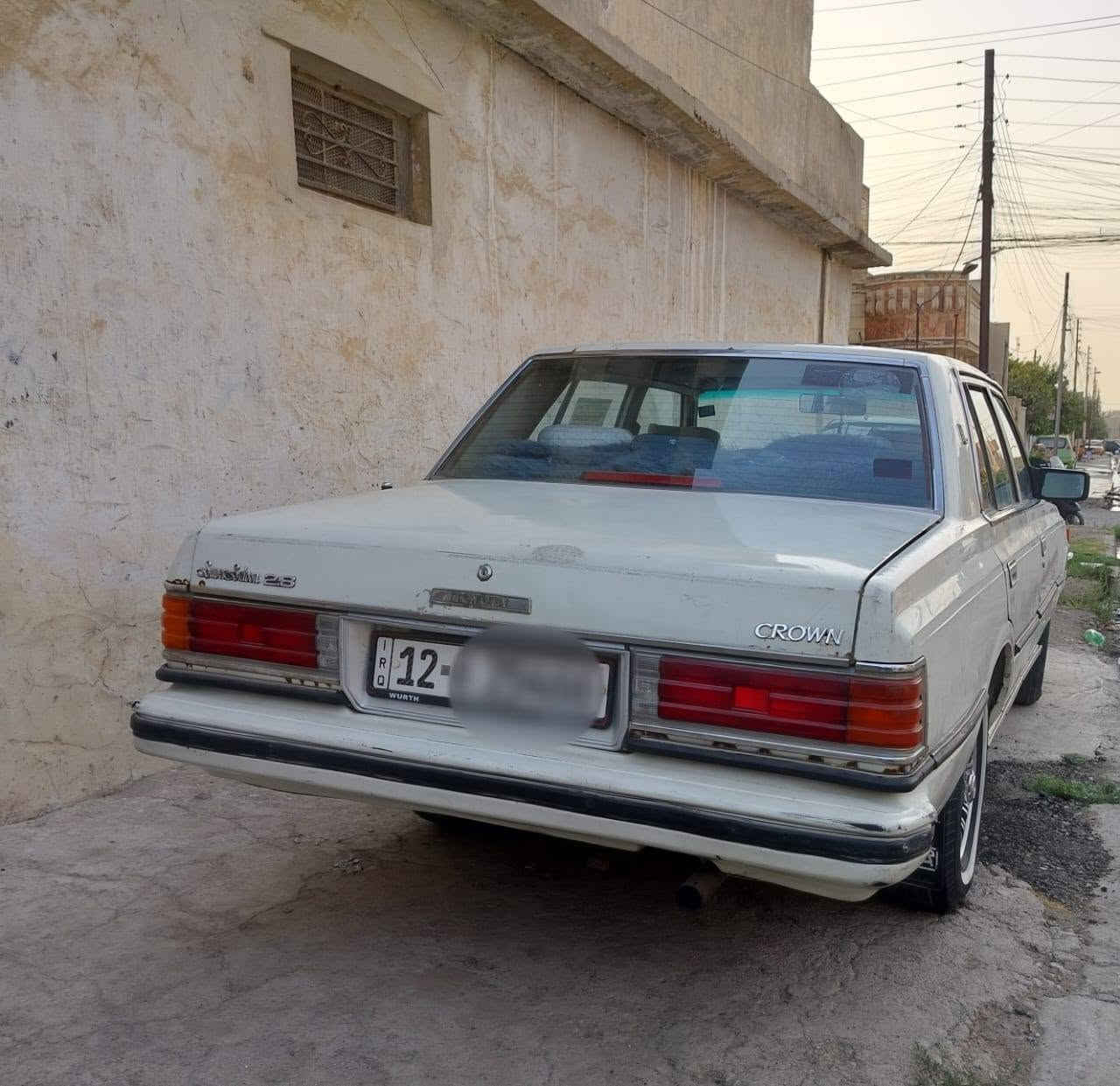 سوبر كراون للبيع
السعر 37 وبيها مجال بسيط عنوان السيارة موصل 
***********

