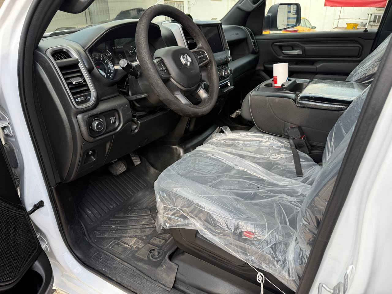 السلام عليكم رام 2023 رقم اربيل بسمي 6 سلندر باب قصير بيه جاملغ السائق فقط بدون دواخل بدون ايرباك سيارة جديدة جدا وجاهزة ما اي نقص محرك كير مكفولات سيارة على وضع الشركة ماشية 47 كيلو للاستفسار *********** السعر مناسب 245 ورقة مكان بغداد
