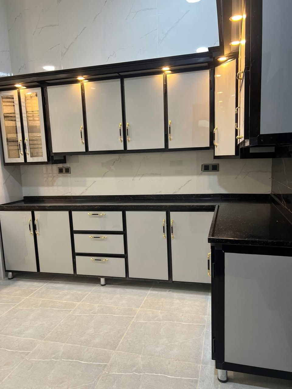 احدى اعمالنا بلون الرصاصي مع المرمر الاسود الصناعي ثقيل 
داخل خارج المنيوم عالي جوده محشه بلخشب للقوه والمتانه 
اسعرنا تنافسيه ثابته 
للاستفسار عن الاسعار مراسله الصفحه او الاتصال على رقم *********** او مراسله على واتس اب
