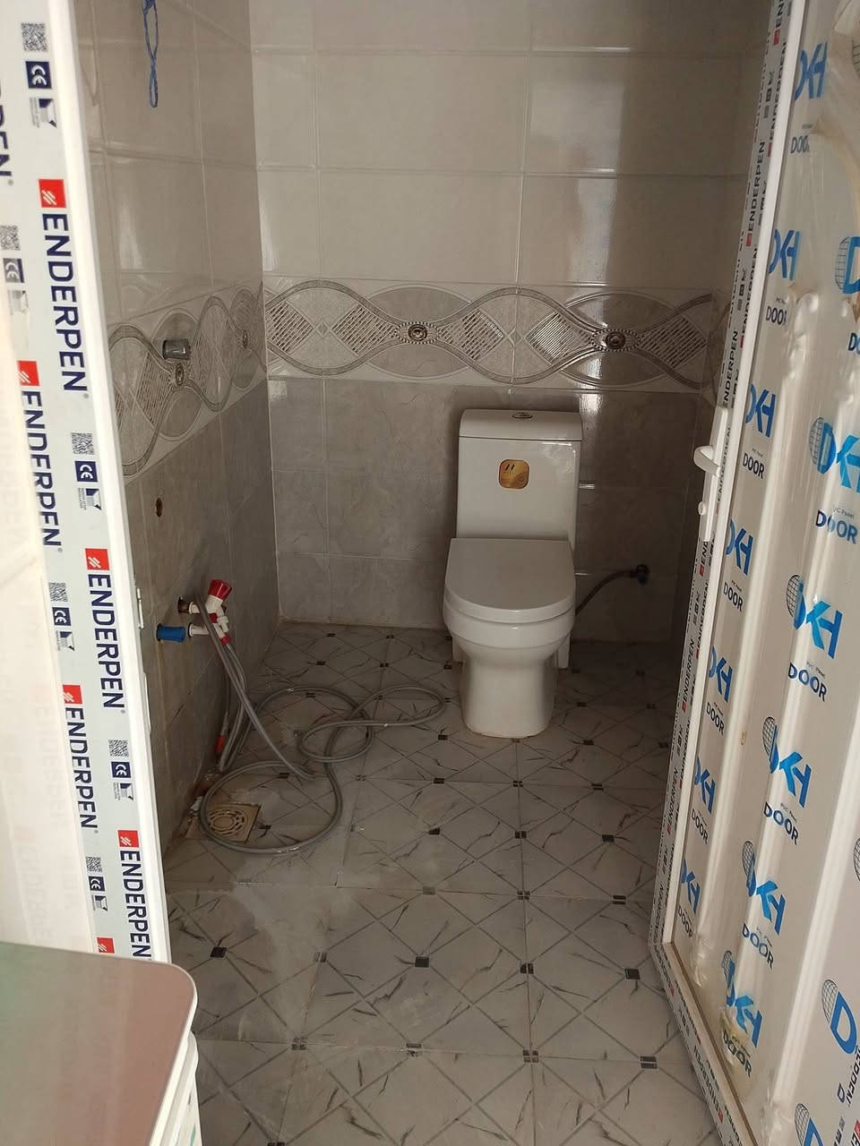 بيت للبيع بمجمع صلاح مقابيل المستشفئ القاسم العام المساحه 200 متر شغل درجه اولئ للااستفسار ***********
