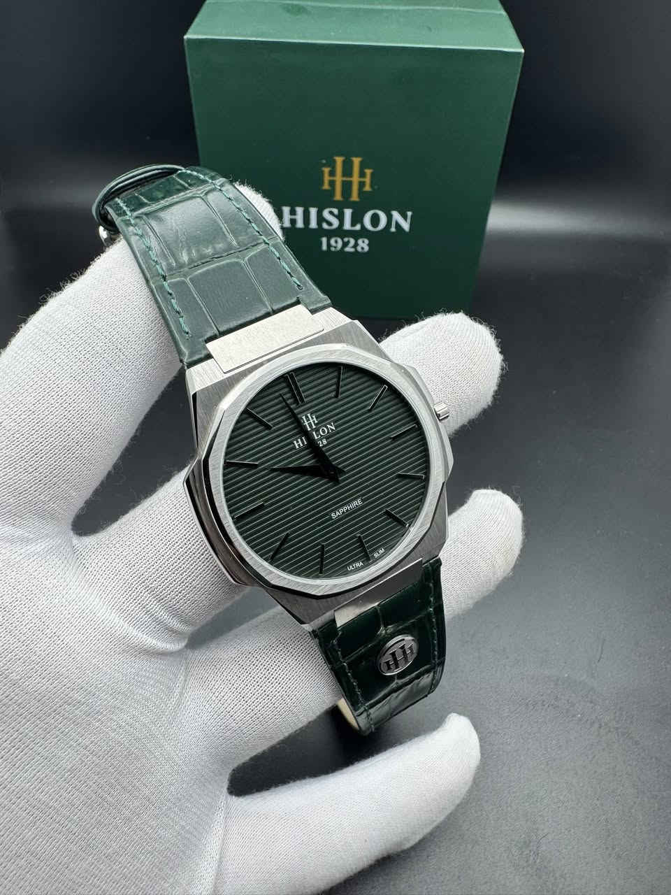 هيسلون .. Hislon أورجنال
الصناعه : سويسري اصلي 
الحركه : حوارتز ( بطاريه ) 
المواصفات :
1.مينه لون مميز 
2.زجاج ياقوت كرستال مقاوم للخدش 
3. الهيكل ستانلس ستيل  مقاوم للصدأ
4. سير الساعه جلد طبيعي نقشة التمساح
5.الساعه نحيف جدا ( سلم ) قشطه

القطر : 42 m
السعر : 135 $  توصيل مجاني 
ريتيل الساعه بالأسواق العالميه 250$

التواصل : خاص ( ماسنجر )
أو … اتصال مع واتساب ***********  

#البصراوي
#للساعات
#اختيارك
#الامثل
