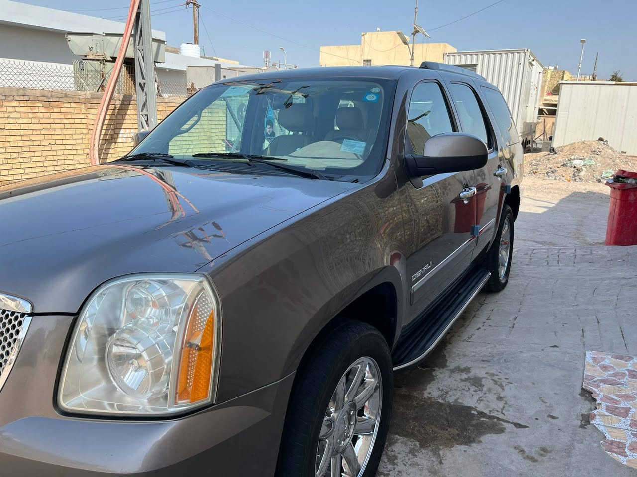 السلام عليكم من رخصته الادمن يوكن مديل 2012    رقم بغداد معاملتهه كامله مال رقم انكليزي صاعده هزه بسمي يعني انه احولك مباشر لون مميز السيارة  فول مواصفات  فتحه  تنده  شاشتين شاشه اماميه وشاشه خلفيه  بعد بيهه هواي مواصفات ومعروفه الفول تخم تاير جديد كفاله عام من كلشي حت الدعاميات مكفوله السيارة مال بيت استخدام شخصي ماتصرف عليهه ربع دينار السعر المطلوب 240 وبيهه مجال بصيط حك الجيه وانه بلخدمه مامتواجد على النت انه مكلف بنشر هاذ رقم راعيه ***********
