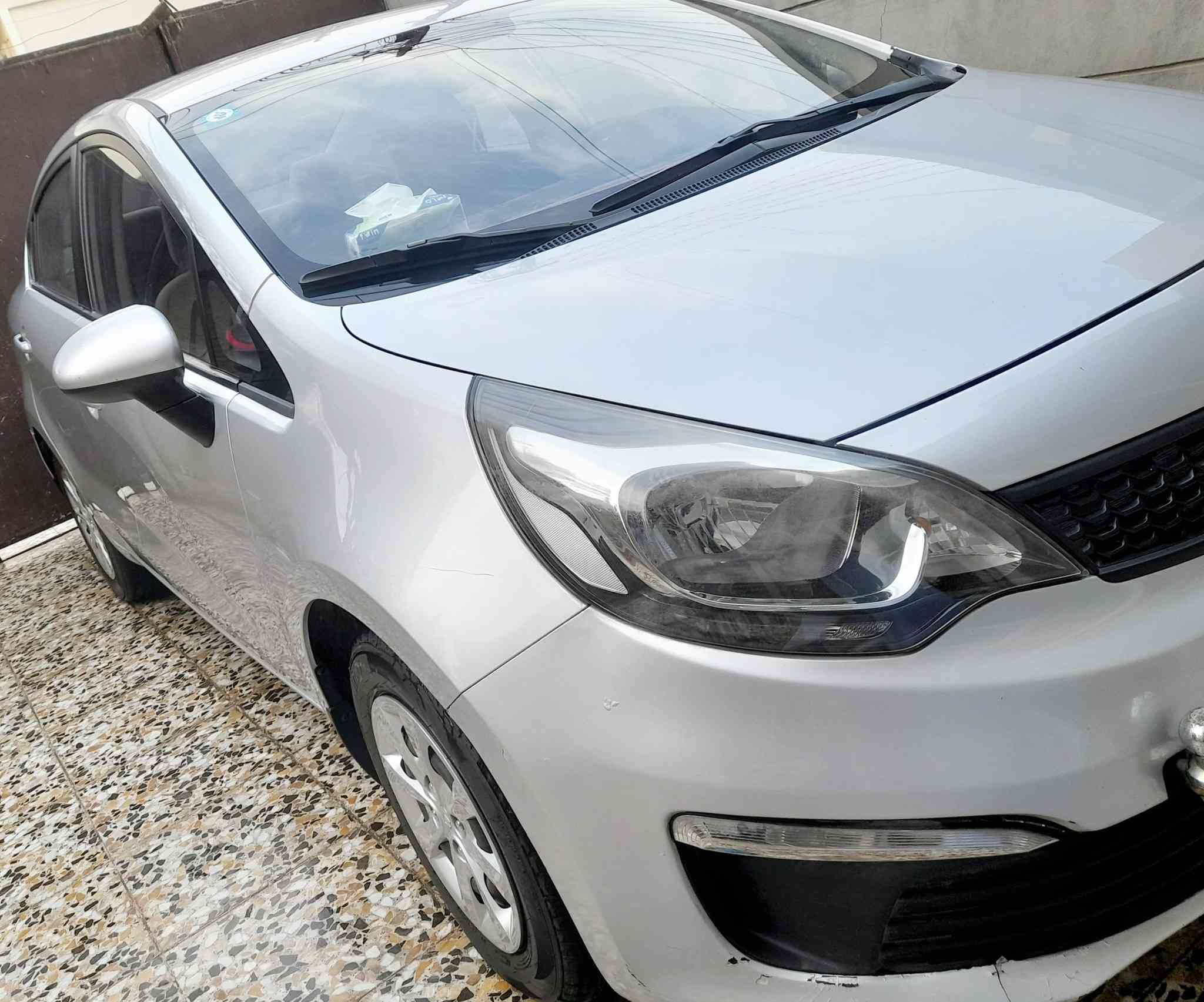 السلام عليكم اخوان كيا ريو ٢٠١٧ استلام شركة سلفر ماشية ٤٦  .. رقم بغداد الجديد محرك ١٦٠٠ قطرتين .. كيرAT .. تبريد ثلج بدون ذرة دوانز .. الداخل لونين ( كير محرك صدر  كشر كله مكفول عدا الجاملغ الخلفي رش بسيط جدآ يم داير التاير)
مواصفات اعتيادية تحكم جهتين ..حساسات .. نظام ايكو .. مثبت سرعة .. نظام ABS .. حاكية ولاقط وبلوتوث USB 
قفلها من الاخير بدون عملة ١١٥ ورقة 
مكان السيارة .. المحمودية حي الموظفين  
للاستفسار  الاتصال على الرقم   ***********
