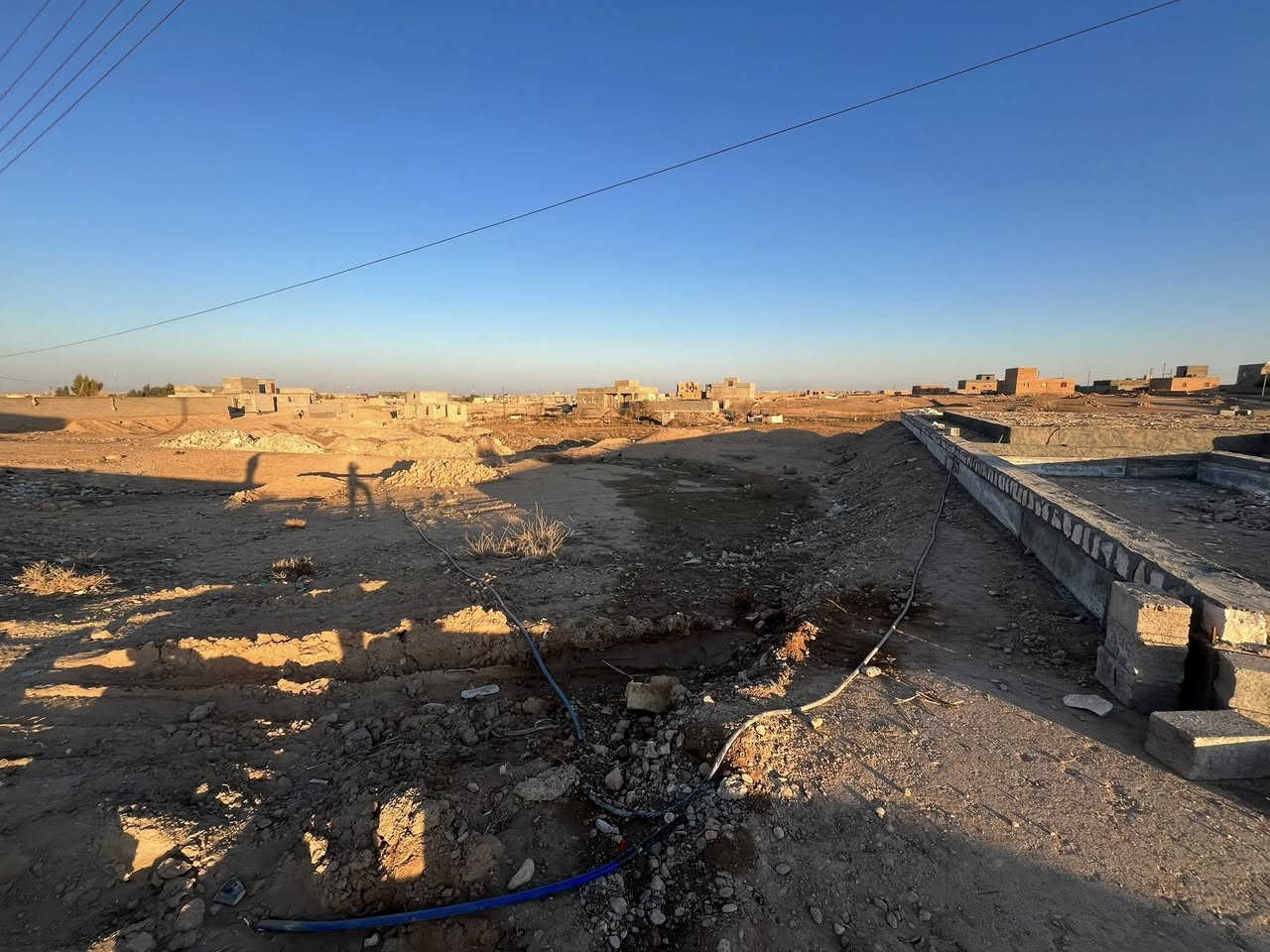 قطعه ارض للبيع في حي تنك قرب الاذاعه ع شارع العام مساحه 800 متر السعر واستفسار اتصل ع رقم ***********
