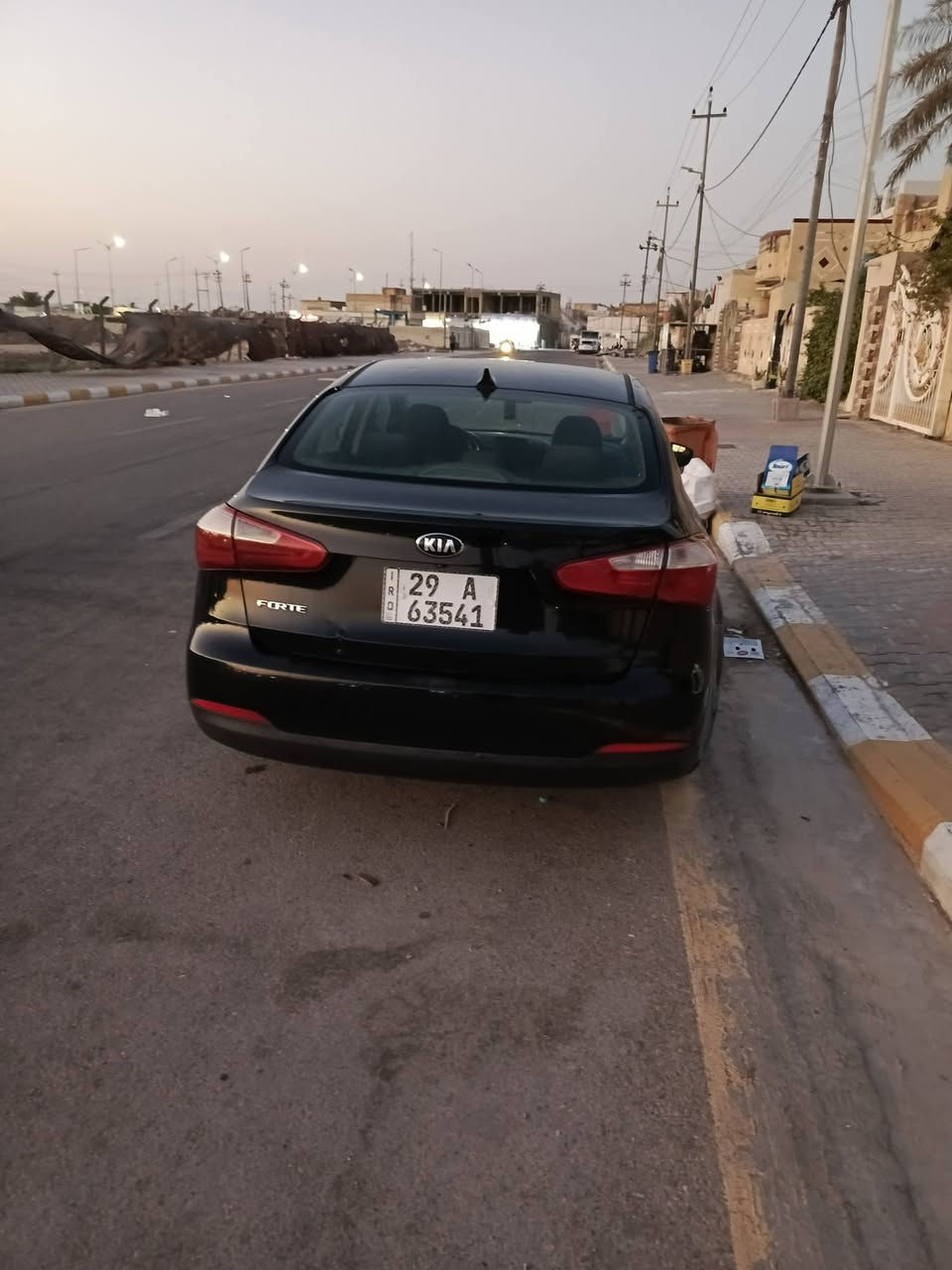 سلام عليكم كيا فورتي 16 وارد امريكا حادثه ب امريكه جاملغ خلفي ابيع صبغ احزام 
والي بالعراق كدامك موضح بالصور رقم واسط بسمي تحويل ثاني يوم 
السعر 95او بيها مجال 
***********
