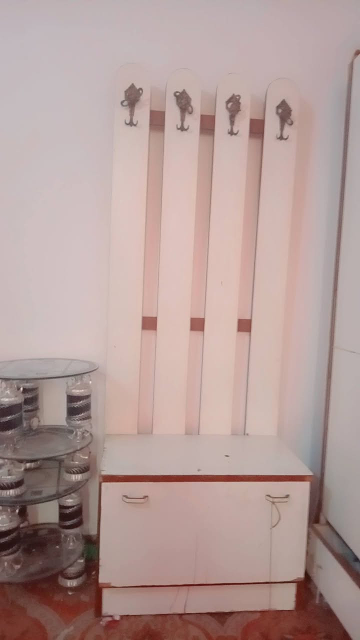 غرفة للبيع تصميم تركي وخشب عراقي بسعر ٢٥٠ الف وبيها مجال لطيبين للاتصال ع رقم ***********
