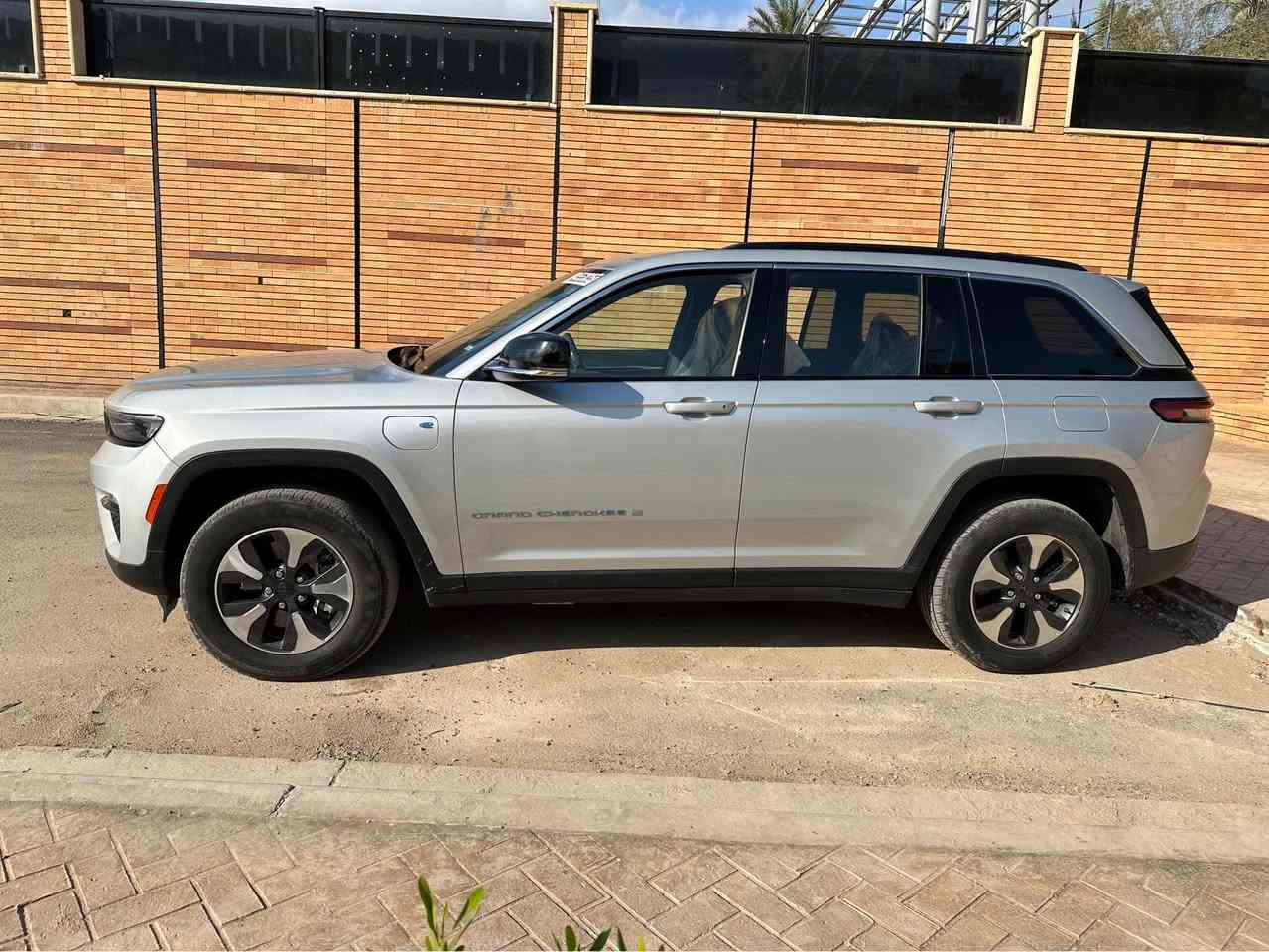 السلام عليكم جيب كراند شيروكي2024 4XE وارد امريكي
           
                 Jeep Grand Cherokee 4Xe 2024 2.0L

         حجم المكينه : 2000  تيربو + هايبرد + بلك ان 

المسافة المقطوعة : 49 الف ميل

حادث السياره : حافت البنيد والجاملغ ودعاميات مبدلات أصليات كله قطع اصليه البنيد بس عدلتها ما ماثره عل سيارة باقي السيارة كلها كفاله وشرط الفحص
                         

          حالة الايرباك : سليمه بدون ايرباك

#مواصفاتها

1.بصمه

2.ستيرن تدفئه

3. تشغيل عن بعد

4.دمام خلفي

5.كشنات جلد

6.كشن السايق ميمري

7.كشنات كهرباء

8.صندوك كهرباء

9.حساسات خلفيه

10. قطع تبريد 

11.اشاير بالمري

12.رادار امامي

13.رادارات 360

14.ثلاث وضعيات قياده

15. بنوراما فتحتين

16. كير ماوس

17. نظام منحدرات

18. هيترات بالكشنات 

19.ويل كب كروم

20.لايتات لد

21.بكلايت لد

22.كشافات

23.بصمة ابواب

#السعر  : اتصل وان شاء الله ما قصر ويا الشراي

تفاصيل اكثر هذا ☎️رقمي *********** تحياتي 

مكاني بغداد الكمالية بغداد, العراق
