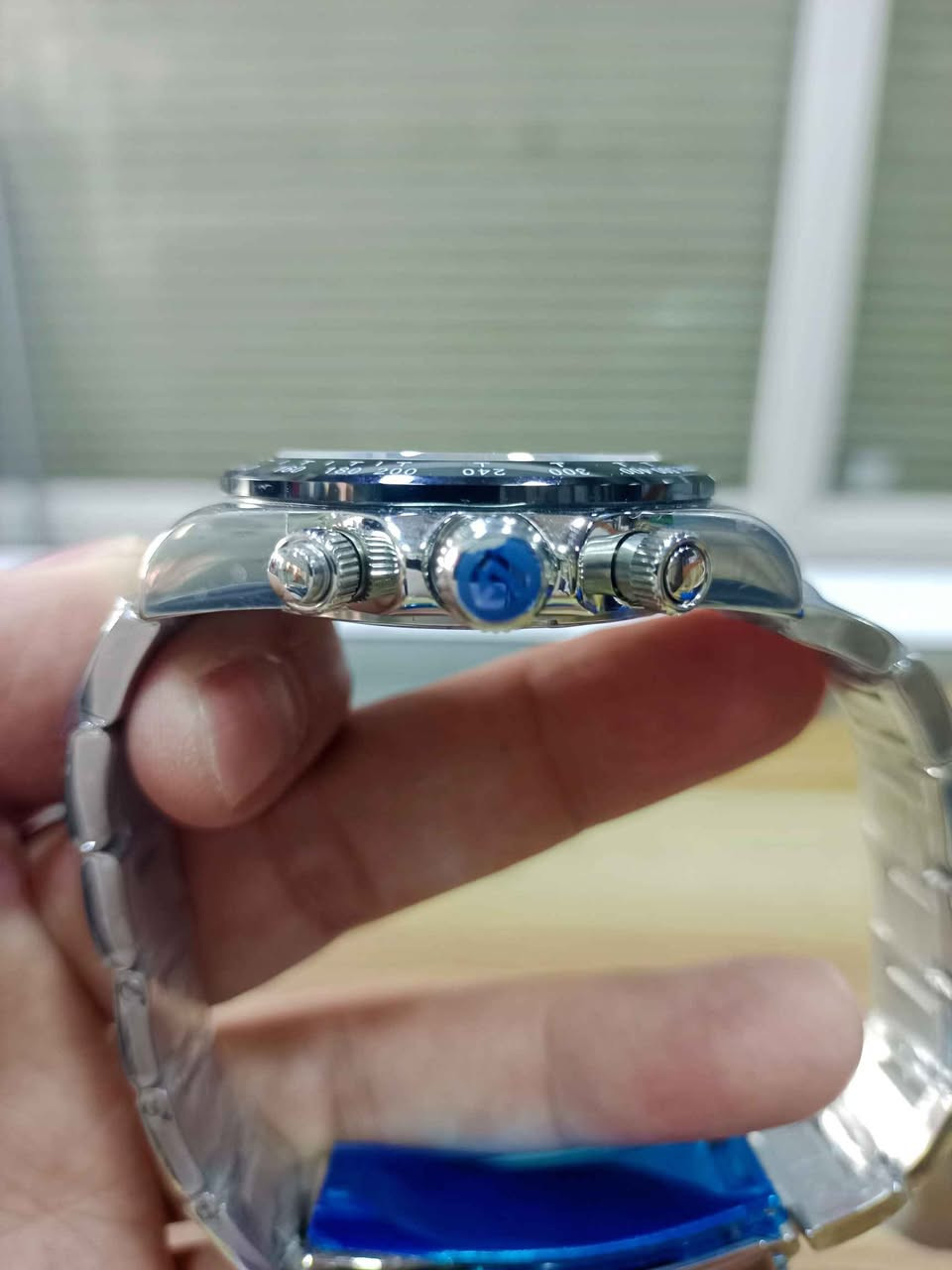 تُظهر الصورة ساعة Pagani Design (طراز PD-1644)، وهي ساعة يد فاخرة للرجال تتميز بتصميم "الباندا" المستوحى من ساعات السباق الكلاسيكية. 
المواصفات التقنية
الحركة: تعمل بحركة كوارتز يابانية دقيقة (Seiko VK63 Mecha-Quartz) لضمان دقة ضبط الوقت.
المواد: الهيكل والسوار مصنوعان من الفولاذ المقاوم للصدأ عالي الجودة.
الميزات:
كرونوغراف (ساعة إيقاف) مع ثلاثة أقراص فرعية.
إطار خارجي من السيراميك يحتوي على مقياس "تاكيمتر" (Tachymetre) لقياس السرعة. أربيل, العراق


**إذا كنت صاحب هذا الإعلان وتريد حذفه لأي سبب، رجاءا أرسل رسالة إلى الدعم الفني**