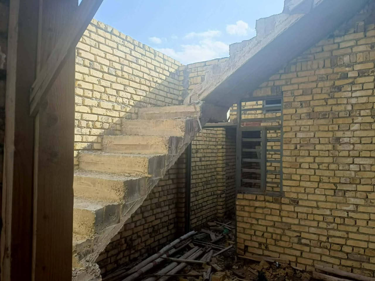 🌟
"هيكل للبيع في علوة الفحل، مساحة 100 متر، طابو زراعي سند 25، قرار محكمة الكوفة. الموقع مميز ومقابل حسينية الرسول الأعظم، صوب مضمد فائق. شارع 10 متر، أساس صب بناء، سقف صب طابوك السماوة. يحتوي على غرفة، مطبخ، صالة، استقبال، وتخاريج داخلية وخارجية للاستفسار: ***********".
