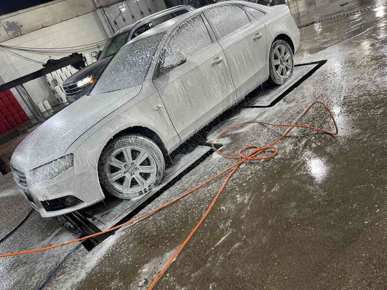 اودي الماني 2009 a4بي3قطع بدون صبغ ضربه  رقم سنويه جديد. كير محرك جديد تبريد شغال
