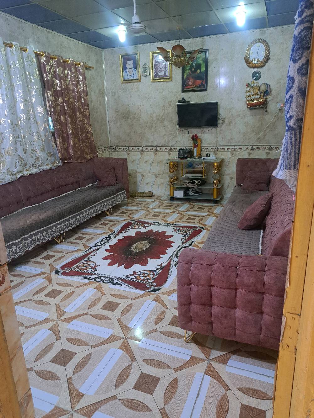 دار للبيع (طابقين) 🏠
متاح الآن منزل متكامل للسكن الفوري 
​✅ المساحة الكلية: 250 م.
✅ عدد الطوابق: طابقين.
ملاحظه الطابق الاول يحتوى على طرمه كبيره وحديقه 
ودوانيه وستقبال ومطبخ وغرف نوم عدد 2 ومناور عدد 2 وصحيات داخلي وخارجي وكلدور  الطابق الثاني يحتوى على دوانيه وستقبال ومطبخ وصحيات وغرف نوم عدد 2 غير كاملات 
✅الطابق الثاني غير مسكون فيه من سنة التشيد الدرج خارجي وداخلي وباب منفصل وحده
​  "للاستفسار يرجى الاتصال"].
***********
📍 العنوان: [ حي المعلمين الجديد].