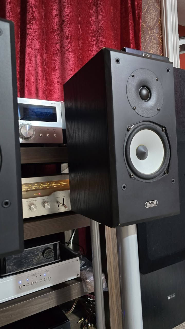 Acoustic Energy AEGIS One البريطانية، وهي سماعات رفّية (Bookshelf) من سلسلة Aegis الشهيرة.
المواصفات:
النوع: سماعات رفّية ثنائية المسار (2-Way Bass Reflex)
بلد التصميم: إنجلترا
منفذ الباس: خلفي (Rear Bass Port)
المقاومة: 8 أوم
القدرة القصوى: 120 واط 
حجم ووفر: 6.5 إنش (Cone أبيض)
تويتر: 1 إنش Soft Dome
الحساسية: حوالي 89 dB
استجابة التردد: تقريبًا 45 هرتز – 22 كيلوهرتز
طابع الصوت:
صوت متوازن ودقيق.
تفاصيل جيدة في الأصوات والغناء.
باس جيد بالنسبة لحجمها .
مناسبة للاستماع للموسيقى و الاستخدام السينمائي.

السعر الحالي (مستعمل):
عالميًا: حوالي 150–250 دولارًا بحسب الحالة.


**إذا كنت صاحب هذا الإعلان وتريد حذفه لأي سبب، رجاءا أرسل رسالة إلى الدعم الفني**