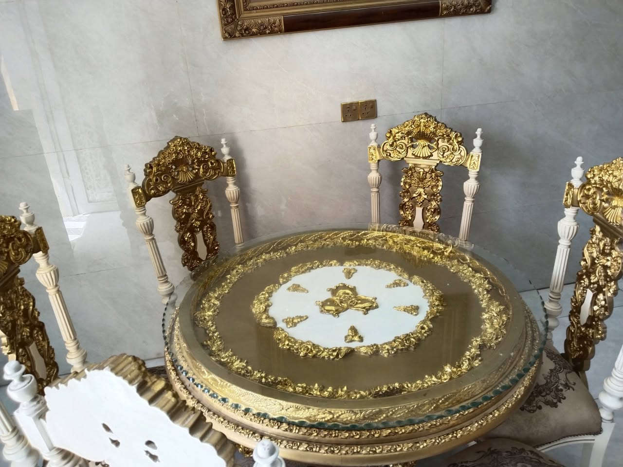 بسم الله الرحمن الرحيم مبردات 5 قطع ميز طعام مصري زان 6 كراسي ثريا تشتغل بس بيه خلل بسيط براد دبه فوك ودبه جوه /باب تركي  / ثريه كرستال استيل الغراض كلهن نظيفات المكان شارع فلسطين ***********
