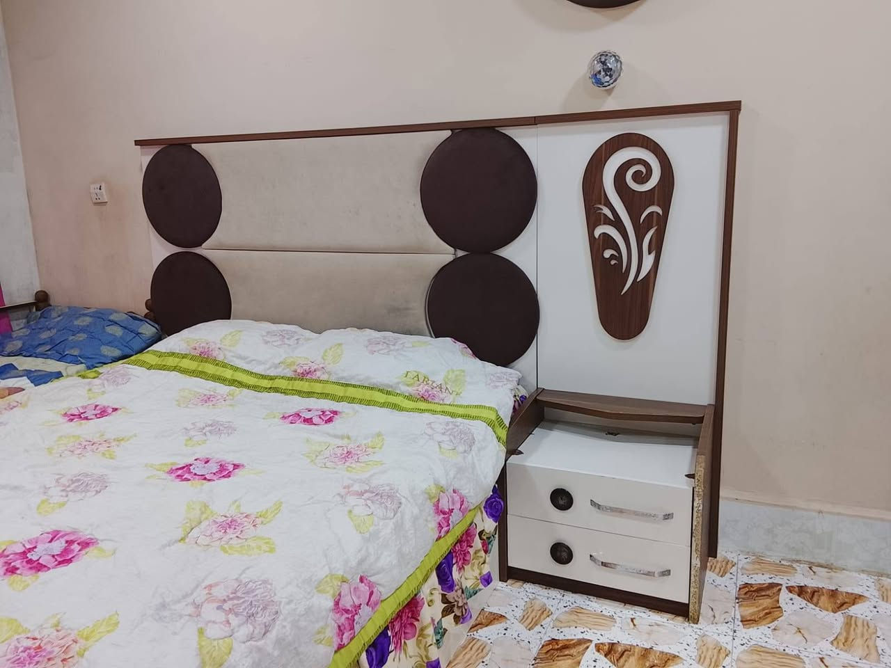 غرفه نوم ٨قطع شويه يرادله ترتيب مثل ما واضح بالصوره مو تجي وتكول بيه كسر شي. هاي الموجود السعر. ٣٢٥ الف بي مجال


**إذا كنت صاحب هذا الإعلان وتريد حذفه لأي سبب، رجاءا أرسل رسالة إلى الدعم الفني**