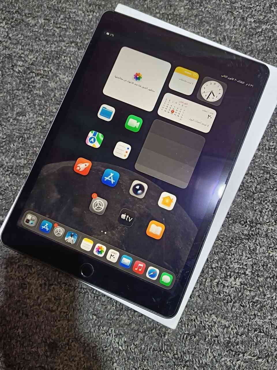 ايباد 9 ذاكره 64 كفاله من فتح وعطل وكامل ملحقات فقط نسو رمز الحساب الايكلود وفتحنا بلحاسبه لاغير وكامل مكمل حته بطاقة حساب ويا سعر 210 وبي مجال ويا هم بوبجي بي ***********
