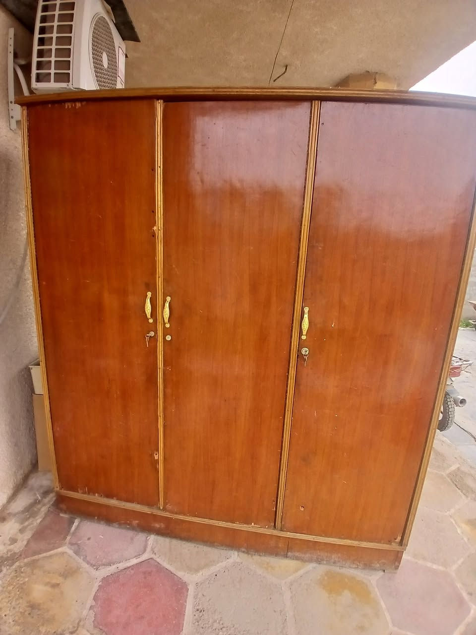 أسلام عليكم كنتور للبيع ثلاث بيبان نسبة النضافة مالتة 80% مكاني بغداد  طريق السياحي  سعرة  90 وبي مجال  وهاذا رقمي ***********
