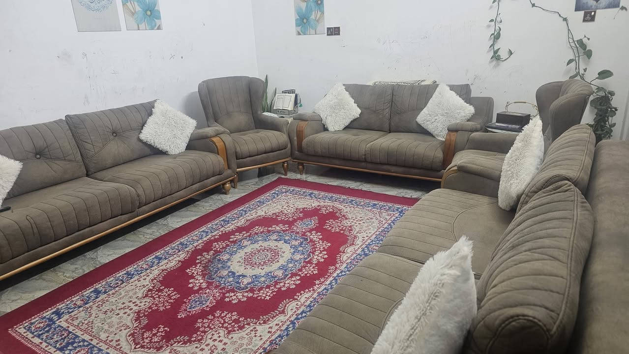 السلام عليكم

دار مساحه 110م حديث نظام وحدتين سكنيه

واجهه 5.50م نزال 20م

الطابق الأرضي
مطبخ
صاله
حولي داخلي
غرفه نوم
حمام
صحيات معزوله

والطابق الثاني نفس النظام مؤجر ب400الف

السعر 270مليون

بغداد حي الجهاد الحمدانيه

للإستفسار *********** *********** مكتب الطائي غزاليه شارع المشجر
