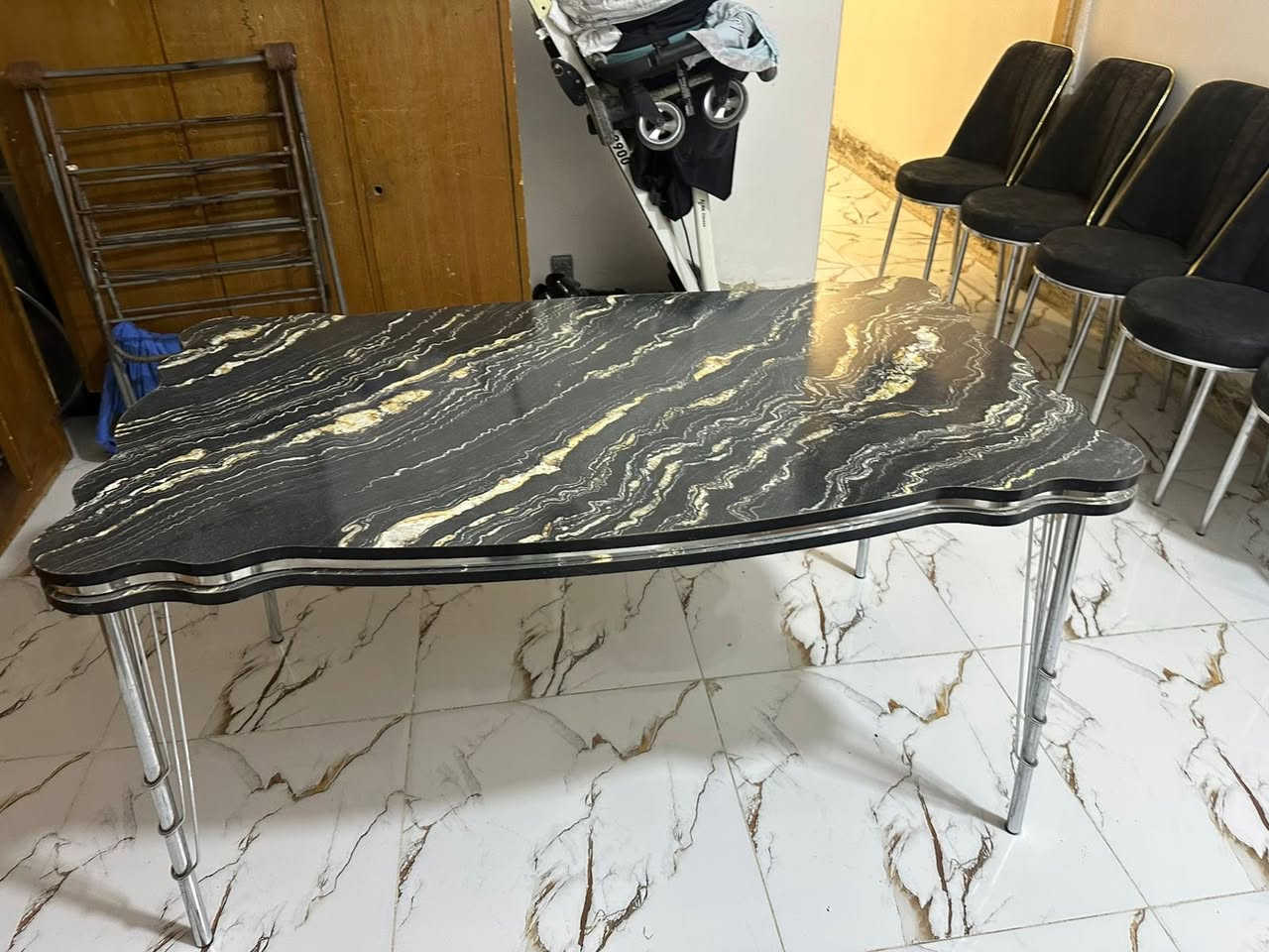 ميز طعام خشب تركي وياه خمس كراسي العنوان حي اور قرب فلكة صباح الخياط
الرقم= ***********
