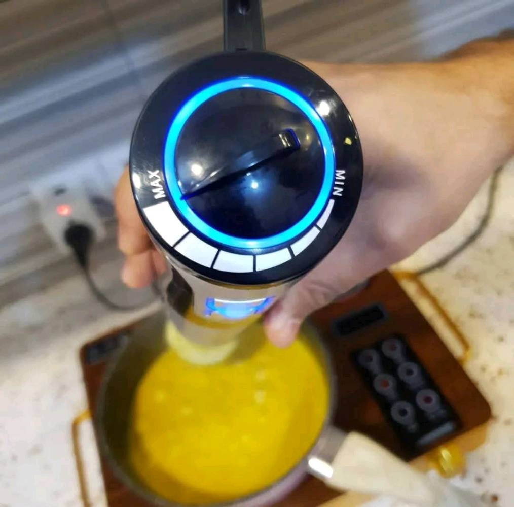 ✨ هاند بلندر أمبليوم – قوة حقيقية وتجهيز أسرع! ✨
🔹 1000 واط حقيقي يمنحك أداء قوي وسريع لخلط وتنعيم المكونات حتى القاسية منها.
🔹 ستانلس ستيل أصلي مقاوم للصدأ مع تصميم أنيق ومتين للاستخدام اليومي.
🔹 شفرات فولاذ حادة بطحن وخلط قوي وسلس بدون مجهود.
🔹 مثالي لتحضير العصائر، الشوربات، الصلصات، خلط الطعام للطفل، وخلط الكيك.
🔹 وزن مريح أثناء الاستخدام + قبضة ثابتة للتحكم الكامل.
🔹 ضمان سنة حقيقي يوفر لك أمان وثقة بالمنتج.

💥 جهاز عملي ومواصفات عالية، مناسب لكل مطبخ ويختصر عليك الوقت والجهد!

