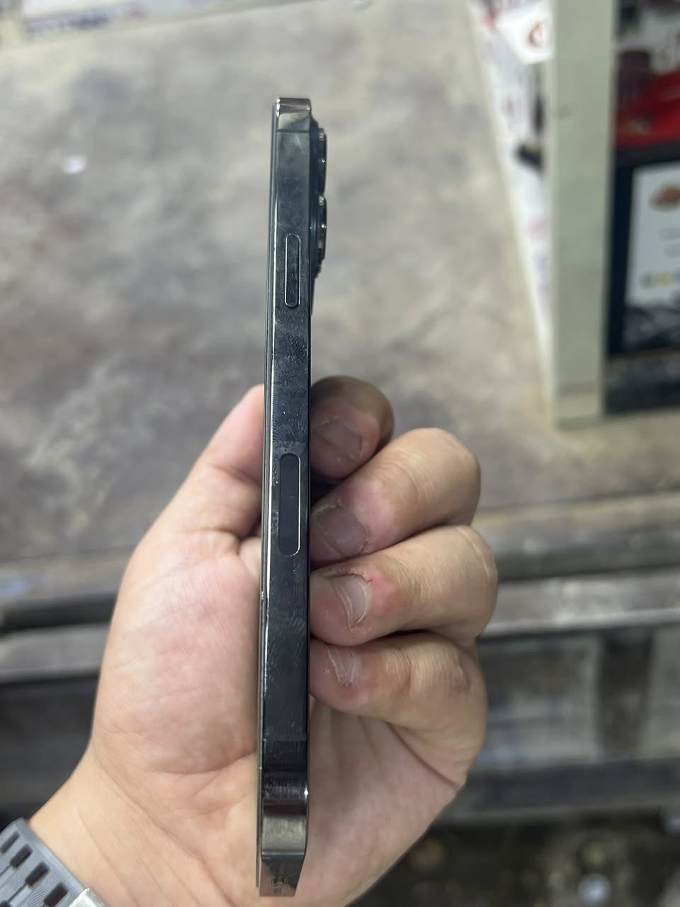 سلام عليكم ايفون 13 برو ماكس او مراوس ب 14برو ماكس 
بطاريه92
ذاكره256
***********
