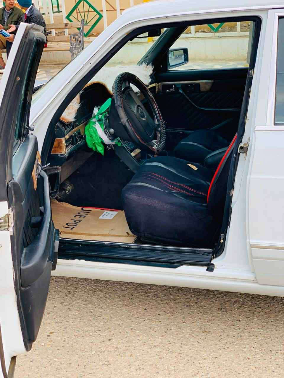 السلام عليكم
للبيع مارسيدس موديل 1991 
سيارة جديدة خير من الله 
مكينة 3000 ونص 
فول مواصفات
مصبوغة للجمالية
***********
