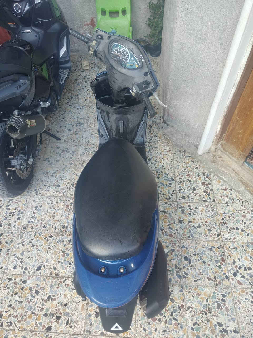 السلام عليكم بريز بغبغاء لون حبري دراجة مكينة مكفولة ما مفتوحة
كلاجات رياضي لايت زنون لونين 
دراجة احله من الصور 
السعر 750 مكان العبيدي 
رقم الهاتف ***********
