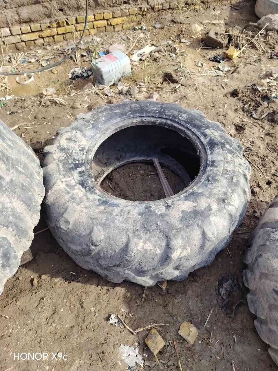 السلام عليكم تايرات للبيع مستخدمات مالات شفل 16 على 9 على 24 المكان ناصريه مركز  ما متواجد على الفيس هذا رقم الهاتف ***********
