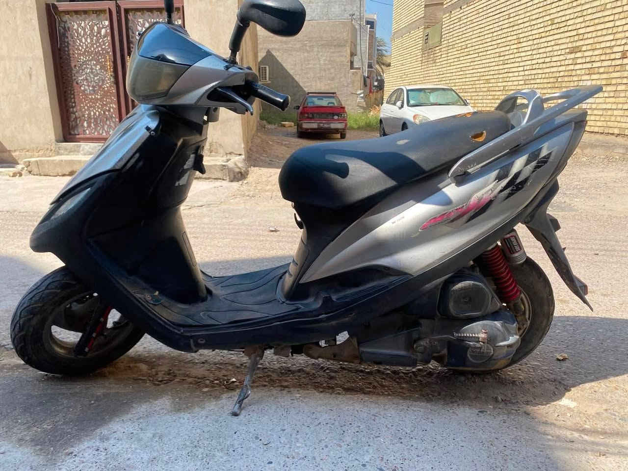 السلام عليكم 
ماكس 140 نظيفة كلش 
محرك ناعم 
نكرة سلف وهندر 
كهربائياتها كلها كاملة 
قفل ستيرن وقفل كشن كلة شغال 
للبيع بلاااش بـ300 وبيها مجال للشراي 
مكانها بغداد 
***********
