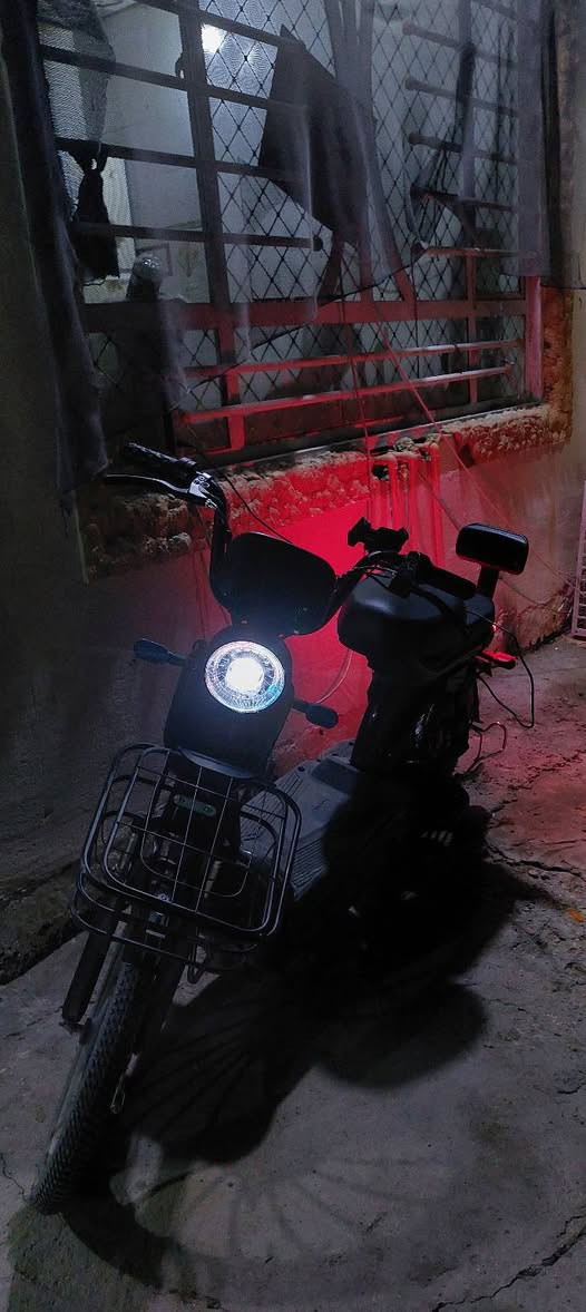 سلام عليكم بايسكل شحن للبيع جديد صارلي ٣ أشهر من ماخذه جديد بطاريات جديد ماصارلي ١٥ يوم من اشتردتهن عقل جديد كلش كامل يمشي عل شحننه الوحده ٢٠ كيلو اني اروح بيه للشغل ولحمد لله  ما وكفني بل شارع يمشي ٦٠ سعره ٤٥٠وبيه مجال للطيبين هذا رقمي*********** بيه اتصال و واتساب
