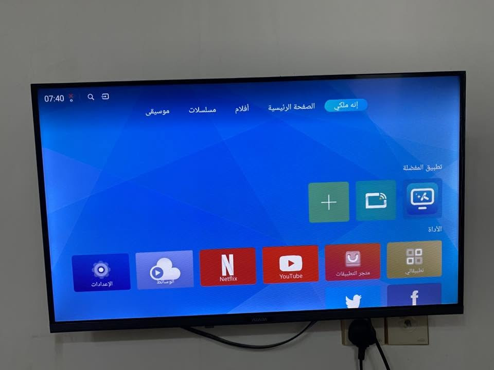 شاشة أزارا (Azara) بحجم 32 بوصة هي شاشة LED تتوفر في السوق العراقي بإصدارات عادية وذكية (Smart TV).المواصفات التقنية (موديل 32 بوصة)تتضمن المواصفات العامة لهذه الشاشة ما يلي:نوع الشاشة: LED.الدقة: عالية الوضوح (HD) بدقة \(1366 \times 768\) بكسل.نظام التشغيل (للإصدار السمارت): أندرويد 9 (Android 9).المنافذ: تحتوي عادةً على مدخلي HDMI ومدخلي USB.الاتصال: تدعم الواي فاي (Wi-Fi) في موديلات السمارت.التصميم: تتوفر بموديلات "بدون إطار" (Frameless) لمظهر عصري
مستعمل قليل 
السعر 100
بغداد مدينه الصدر 
***********
