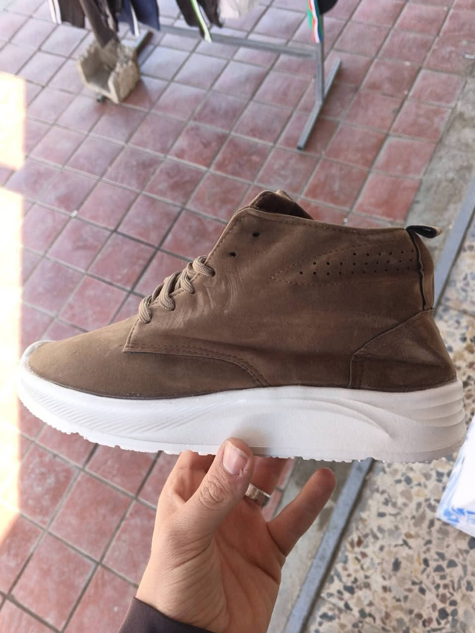 وصلت وجبه جديده من الاحذيه الاوربيه كله جديد كسر اليوم 
سعر اي قطعه؟: 5.000 دينار بس.     عنوان المحل جسر ديالئ شارع الأطفاء مقابيل بلديه جسر ديالئ *********** واتساب متوفر توصيل جميع انحاء العراق
