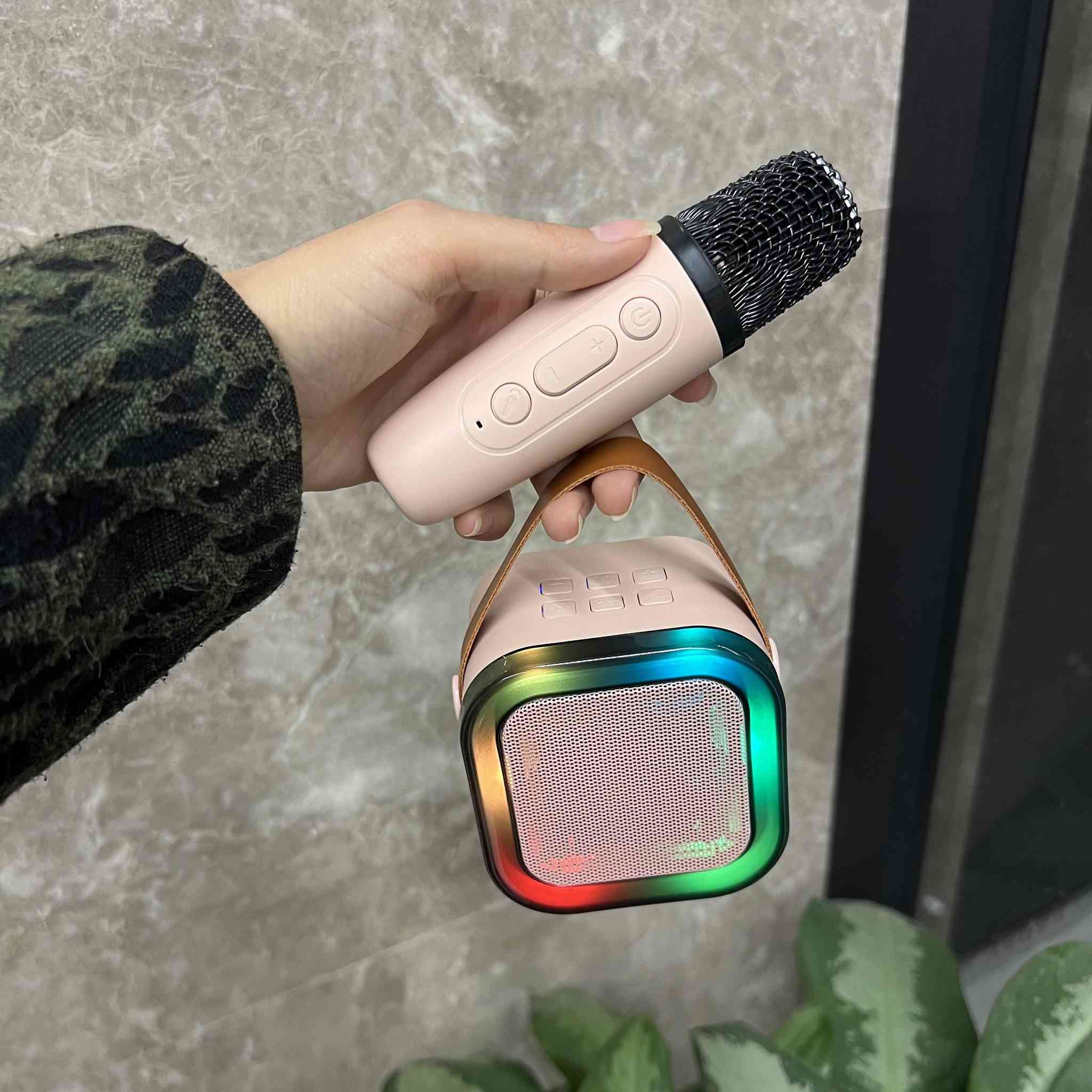 سماعة لاسلكية مع مايكرفون واضاءة ملونة موديل K12
✨ حفلتك تبدأ مع سماعة الكاراوكي K12!

صوت واضح وقوي 🔊
مايكروفون لاسلكي للغناء 🎶
إضاءة RGB لأجواء حماسية 🌈
اتصال بلوتوث + USB وTF وAUX 📱
تصميم صغير وسهل الحمل 👜

غنّي، استمتع، وخلي الجو نار 🔥
توصل لبغداد 3 الاف 
باقي المحافضات 5 الاف 
التواصل على الخاص او على الواتساب ***********
