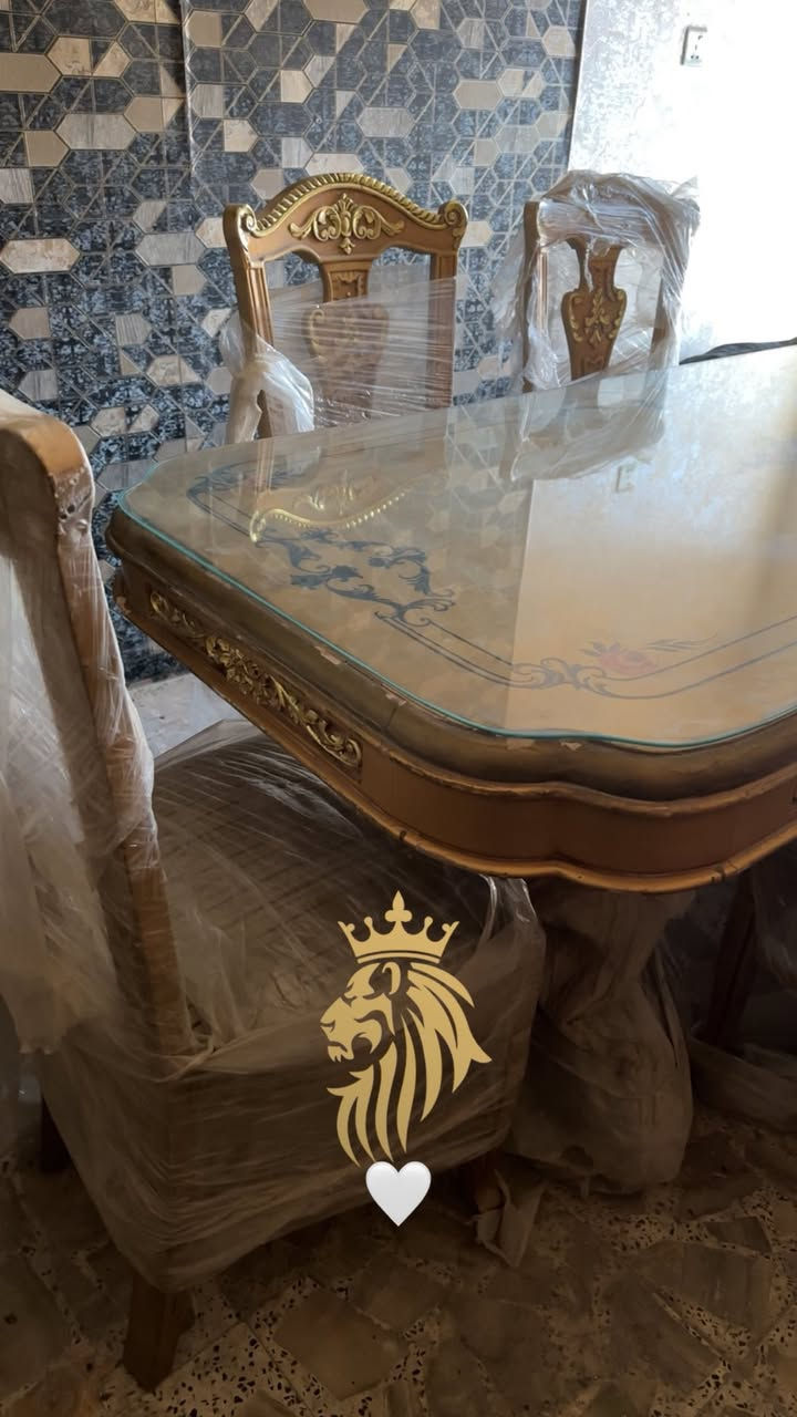ميز طعام ملكي للبيع بعده بجيس كامل كراسي   محد كاعد عليهن مكاني كربلاء سعره ٤٠٠ وبي مجال قليل رقمي وتساب ***********
