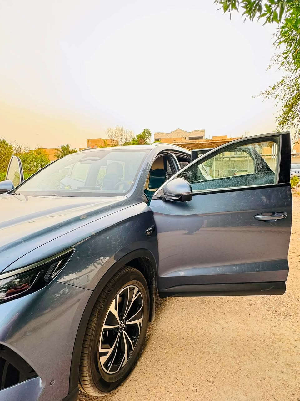 BYD SONG PRO  2025 للبيع 
تمشي بالشحن 75 كيلو وي البانزين 1450 كيلو
السيارة كلين مكفولة كفالة عامة من كلشي 
لون مميز و رقم مميز ببغداد
ماشيه 17600 
7500 على البانزين و 9 كهرباء
البطاريات نسبتهن 100 بالمية 
مواصفات السيارة
حساسات امامية خلفية 
13 كامره 
رادار امامي و رادار خلفي 
مانع اصتدام
نقطة عمياء 
ركن تلقائي
قيادة تلقائية 
السياره بيها اضافات كل التطبيقات الي تحتاجها و كل التطبيقات تكدر تنزلها بشكل كلش سلس 
مفعل بيها (ADB الخاص بالمطورين ) 
نازل الها اخر تحديث من الشركة
بالاضافة الها دوشمه خاصة و دوسات ارضيه و غلاف جنطة و غلاف دشبول و فرس وسطي 
السيارة بيها اضافة لد داخلي تكدر تتحكم بي عن طريق الموبايل 
السيارة مظلل الجنطة و المثلثات الخلفية تظليل كامل مسموح مرورياً 
بعدها بثاني تبديله دهن 
السيارة يجي وياها شاحنة 32 امبير موجوده ضمن الصور موصيها طلب خاص ب250$ 
عدتها كامله بالجنطة من غلاف جنطة وبرده للجنطة و فوم و غيرها 
السيارة جديدة بمعنى الكلمة و بالعافية على الي ياخذها 
عارضها ب 26 مليون 
السياره مصروف عليها لأن هي سيارتي الخاصة  
والي يسأل عن سبب البيع 
فحاب اخذ leopard 7 BYD
التواصل 
***********
***********
