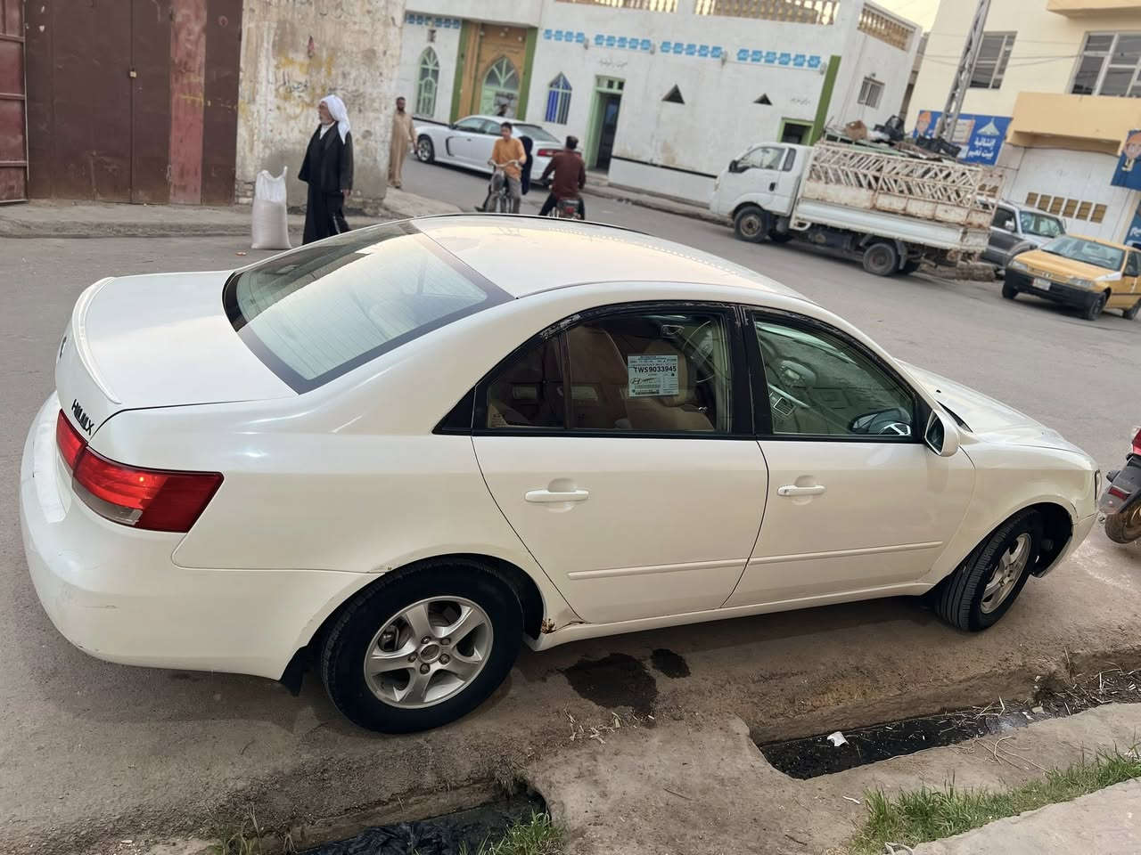 السلام عليكم 
سوناتا موديل 2006
خليجي سياره  جاهزه على. الاخير مال جناي 
حدايه تخم تاير شرط 
مكينه كير كفاله  
رقم ذي قار باسمنه تحويل ثاني يوم 
سياره بيه رشات صبغ بسيطه 
مكاني  ناصريه قلعه سكر 
السعر 85 وبيه مجال 
***********
