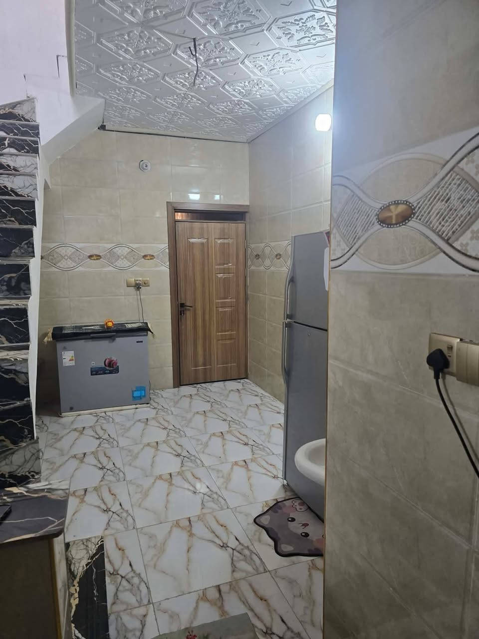 دار للبيع 50متر العنوان كربلاء الجاير خلف مستشفى العباس الأهلي  طابق ونص الطابق الأول طارمه زغيره.  حمام خارجي  استقبال. صاله. مطبخ حمام داخلي. منور. الطابق الثاني غرفه. صاله. حمام. سطح.. البيت كامل  قرار محكمه بي سند ٢٥ ‏الشارع ٦متر البناء بلوك درجه اولا مال حافض سقف صب كونكريت‏ هذا تصوير الطابق الارضي الفوك ممصوريه سعره 65 وبس مجال 
لتواصل👇👇
 مكتب المنارة الحولي 100
*********** قاسم
متوفر واتساب
