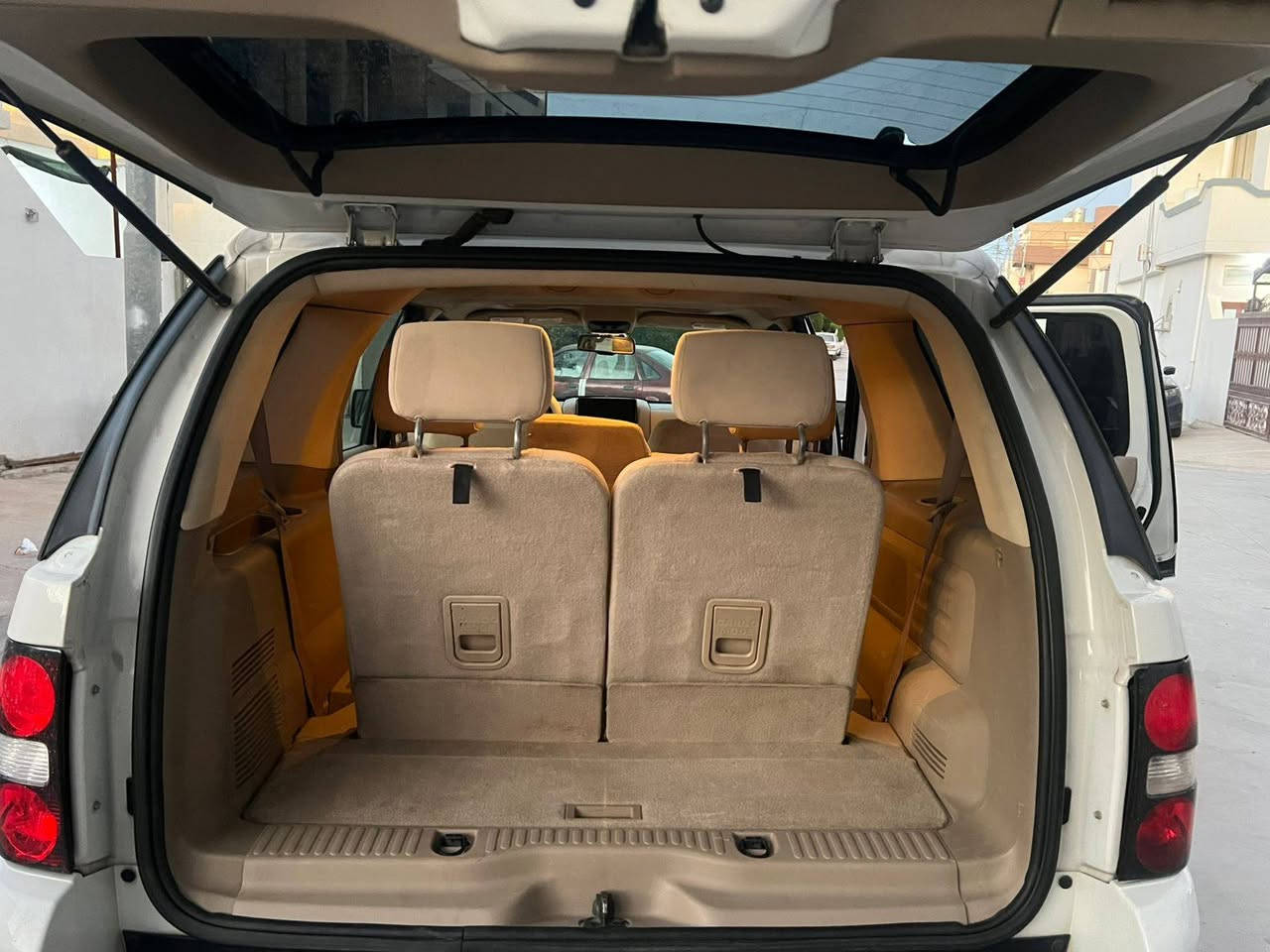 فورد اكسبلورر نيفه ٢٠١٠ كلين سلايت ابيض رقم اربيل سياره جديده ٧ راكب تبريد مركزي ٤ تيرات جديد محرك ٦ سلندر 4.0 المحرك المرغوب *********** كركوك, العراق
