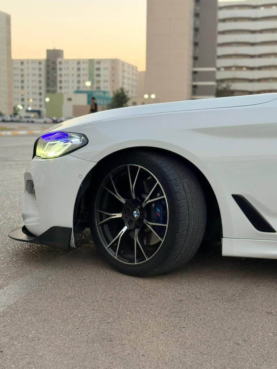 � للبيع أو المراوس | BMW 540i Sport Line 🔥

🚘 الموديل: 2018
✨ تحديث خارجي: 2022
🇺🇸 الوارد: أمريكي
📍 الموقع: بغداد – السيدية
بيع او مراوس حسب القناعة

⚙️ المواصفات:
• محرك 3000 سي سي تيربو
• فئة Sport Line
• ماشية 80 ألف ميل
• كت M بلادي
• السيارة جاهزة بالكامل ولا تحتاج أي مصرف

🌟 التجهيزات:
✔️ شاشة كبيرة لمس
✔️ كاميرا
✔️ رادارات
✔️ حساسات أمامية وخلفية
✔️ التحكم بالصوت بالإشارة (Gesture Control)
✔️ سقف بانوراما (ستايل رولز رويس)

📌 تفاصيل الحادث 
الضرر جاملغ امامي يسار وباب السائق فقط، بدون أي ضرر بالدواخل.
الجاملغ نفس لون السيارة، وباب السائق مبدل ومصبوغ.
📷 صور الحادث موجودة داخل المنشور.

💵 السعر: 27,500 دولار

📲 للتواصل واتساب:*********** بغداد, العراق

