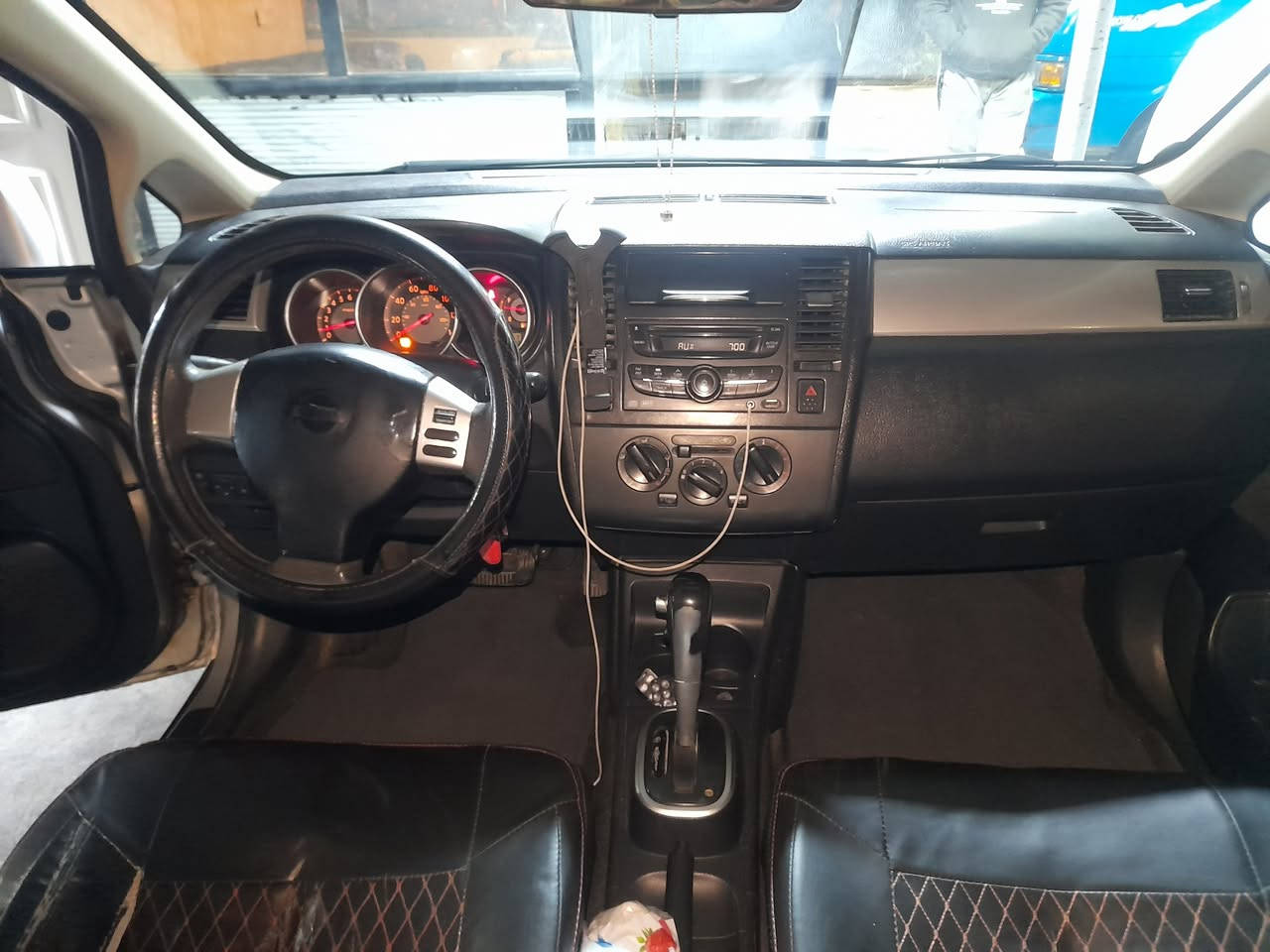 سلام عليكم نيسان فيرسا ٢٠٠٨ هاج باك   بيهة ضرر جهة سايق ٤ قطع  ومضروبة كلير وجارد  وجهة بصف السايق جاملغ الامامي بيهة طخة ومصلحة وضاربيهة كلير هم   وباقي سيارة  بدون صبغ كما موضح بصورة   سيارة حمد الله  ما بيهة اي خلل من ميكانيكيا او صدر كلة تمام
 السعر  65 ورقة  للبيع او مراوس  بسيارة احدث حسب القناعه
***********  
مكاني بغداد  ومتواجد صبح بحي الحسين
