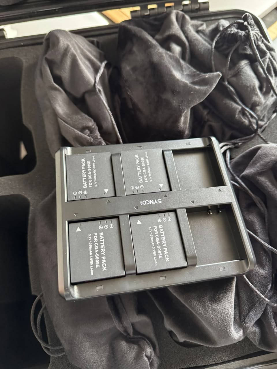 للبيع 
نظام Xtalk XPro من شركة Synco هو الحل المثالي لمصوري الأعراس ومنظمي الفعاليات لأنه يسمح للفريق بالتواصل صوتياً "بدون استخدام اليدين".

إليك مواصفاته بشكل مختصر ومفيد:

1. تقنية Full-Duplex (التواصل المزدوج)

الميزة: تسمح للجميع بالتحدث والاستماع في نفس الوقت (مثل المكالمة الهاتفية)، عكس أجهزة اللاسلكي التقليدية (Walkie-Talkie) التي تجبرك على الانتظار حتى ينتهي الطرف الآخر.

2. مدى الاتصال والثبات

المسافة: يصل المدى إلى 350 متر في خط مستقيم (Line-of-Sight).

التردد: يعمل بتردد 2.4GHz، مما يجعله مستقراً عالمياً ولا يحتاج لتراخيص.

3. التصميم والراحة (Master & Remote)

بدون محطة أرضية: لا يحتاج لجهاز وسيط (Base Station)؛ سماعة "الماستر" هي التي تدير الشبكة، مما يجعله خفيفاً جداً في التنقل.

إلغاء الضوضاء (ENC): يحتوي على ميزة تقليل ضوضاء الخلفية، لتسمع صوت فريقك بوضوح حتى في قاعات الأعراس الصاخبة.

4. البطارية والتشغيل

مدة العمل: تعمل السماعة لأكثر من 20 ساعة متواصلة.

الشحن: البطاريات قابلة للإزالة والشحن الخارجي، مما يعني أنك لن تتوقف عن العمل إذا فرغت البطارية.

5. سهولة الاستخدام (Auto-Pairing)

بمجرد تشغيل السماعات، ترتبط ببعضها تلقائياً.

كتم الصوت (Mute): بمجرد رفع ذراع الميكروفون للأعلى، يتم كتم صوتك فوراً.
سعر 875,000 الف 
للعلم سعر جديد 1،026،000 
مستخدم فقط 5 مرات


**إذا كنت صاحب هذا الإعلان وتريد حذفه لأي سبب، رجاءا أرسل رسالة إلى الدعم الفني**