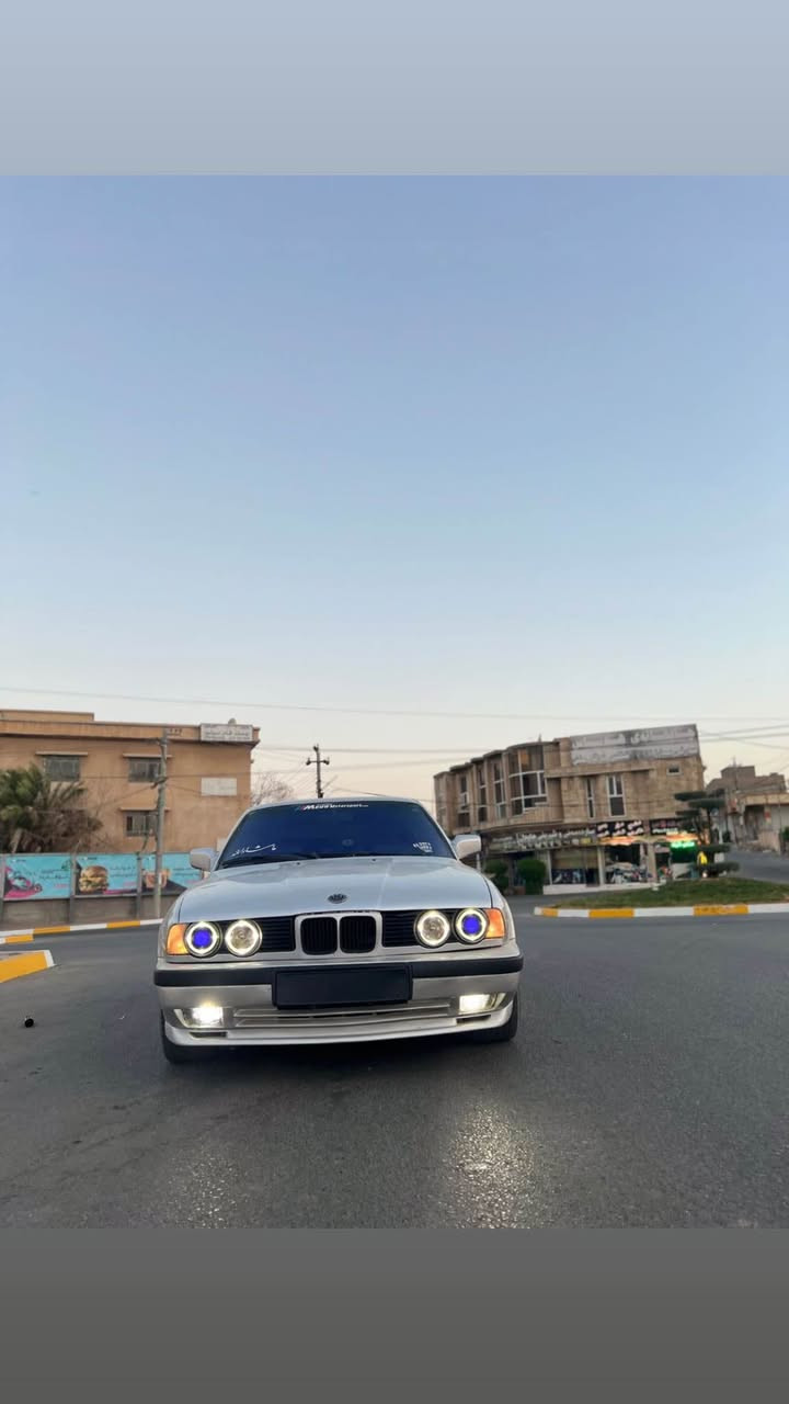 سەرەتا بەنوای خوای گەورە BMW مۆدێل ١٩٩١ ئاڕم پلاستیک ئاڕم و ئەوەلیات بەشەرت ٥٢٠ گێڕ عادی دوجام کارەبایی تەبرید سارد و گەرم بەشەرت لە جێوە ئیشی پێ بکە سەیارەکە تازە کورە کراوە یەک جەمپی پێشەوە لای سەکنی هەیە تەقەو ڕەقە هەموو گیانی بەشەرت 

*********** كويسينجاك, أربيل
