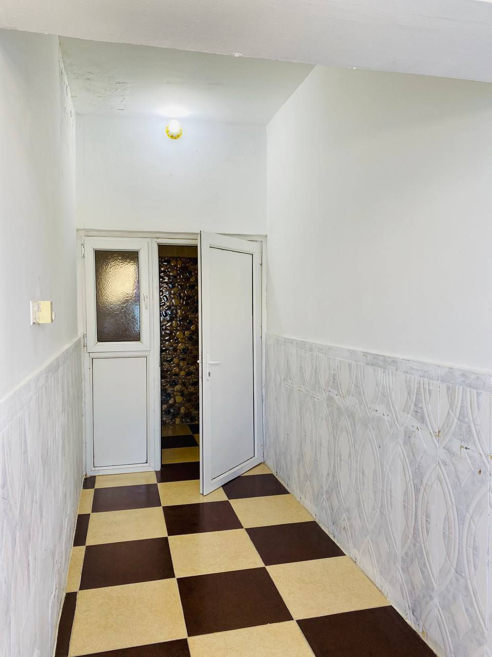 شقه للايجار / طابق ثاني / درج معزول 
العنوان / الثوره / قرب مدرسه مكه / قرب السوك 
تتكون من / غرفه + صاله + مطبخ + صحيات 
ملحقات / كيزر + مغسله 
اضافه / نت مجاني 
***********
