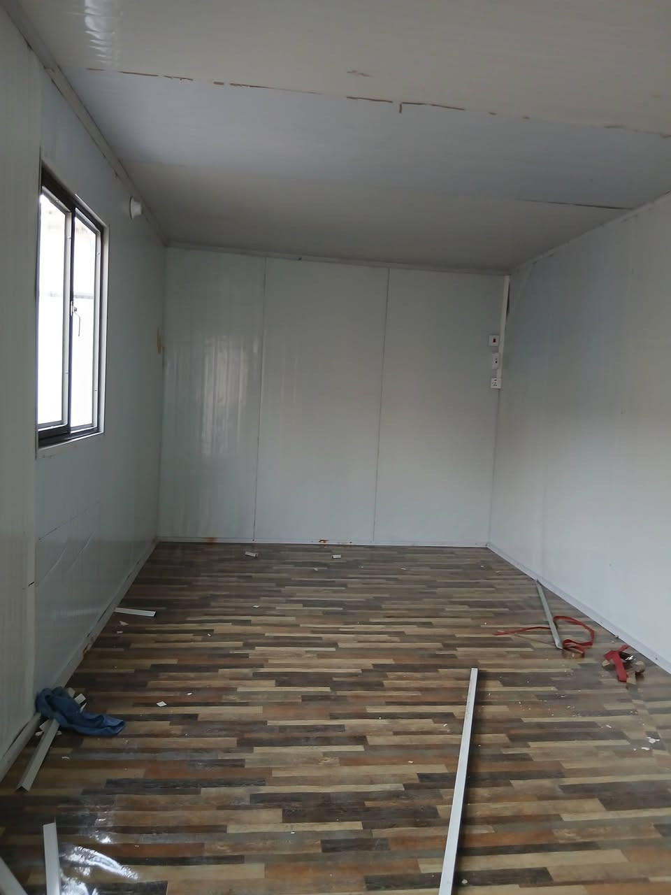 السلام عليكم الكرفان للبيع قياس ٣×٦ سندويج بنل  نظافته  ٩٧% بغداد  ***********
