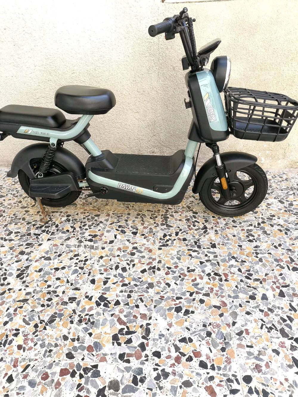 للبيع :دراجه حجم 14ريان 2025
اربع بطاريات ملف 500 +شاحنه
وكفات ودواسات +سويچين وبصمه 
ومرايات الدراجه نضيفه تجي 3سرع 
ولايت عالي +هورن شغال الدراجه ما 
بيها اي عطل ولا طابه تصليح ولا مره 
جديده ما بيها اي مشكله شرط الفحص
العنوان البصره الاصمعي الجديد على الخدمي 
مقابيل حسينيه الحلاف رقم الهاتف/*********** وقابل للمراوس بي بلي أكس بوكس سيريس اس