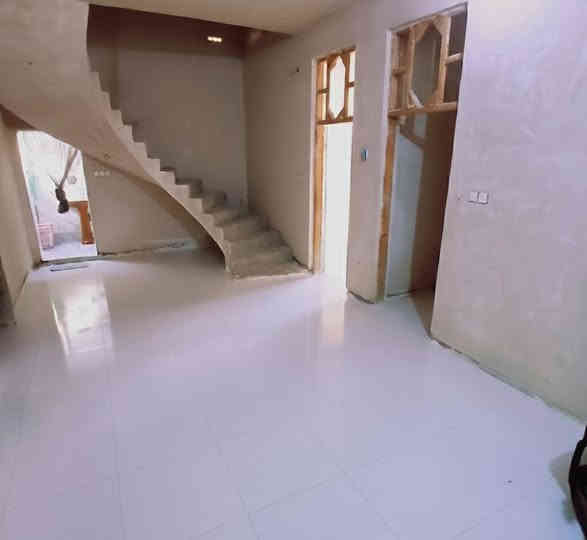 بيت مساحه ٢٠٠م واجهة ١٠ ونزال ٢٠بناء ٢٣ طابو زراعي سند ٢٥ وبي وصل معاملة تحويل جنس عقار 
محولة انترنت  المشروع الوطني مقابل الباب بالضبط وعن قريب محولة تنشد بالركن 
 البيت في ابي غرق شارع الامام حي السلام قطع هيثم الجبوري ثالث فرع ثاني بيت بعد الركن 
محتويات البيت غرفتين نوم الاثنين نفس القياس 4*4ونص وصالة مساحتها 5*8 واستقبال 5*6 ومطبخ 4ونص*4ونص  البيت مثل ما مبين بالصور بي نواقص   والدرج الواجهه موجودة والازارة 10سم أيضا موجودة  
نواقصه
بوب وأرضية كراج وواجهه والسطح فقط مزفت ينباع بنواقصه ياااريت فقط الشراي يتفضل يراسل أما الدلالة والي يجي يسولف بالنواقص ليجي افضل 
السعر 85 وبي مجال بسيط
80 ما ابيع اخوان بلا احراجات بارك الله بيكم
رقمي ***********
