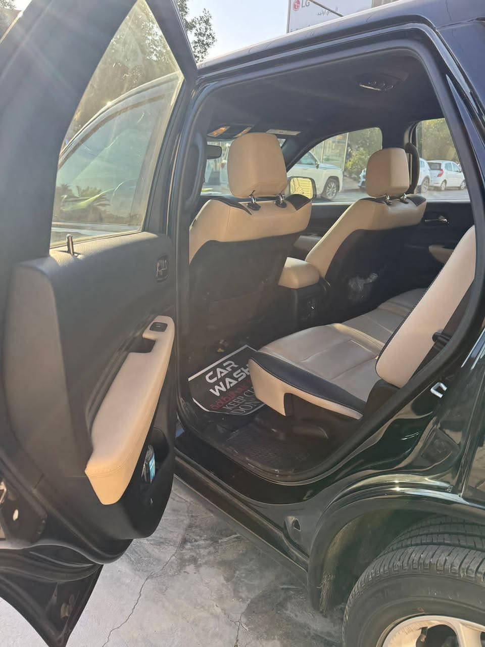 أعلان بيع 
للبيع سيارة  دورنكو GT *Dodge Durango GT 2023* بحالة ممتازة.

1. معلومات أساسية
- *الملكية*: باسمي - وارد أمريكي
- *الحادث*: حادث بسيط في الدعامية الأمامية وتم اعادتها مع تبديل ويل أمامي فقط ( بالامكان الاطلاع على صور الحادث ) 
- *اللون*: أسود ماشية ٤١ ميل
- *المكان*: بغداد
- *السعر المطلوب*: 320 ورقة
- *للتواصل*: ***********

2. المواصفات الميكانيكية
- *المحرك*: 3.6L V6 بنزين
- *ناقل الحركة*: أوتوماتيك - كفالة كير وصدر
- *الدفع*: رباعي 4x4
- *الإطارات*: بحالة  جيدة ويل نيكل 
- *نظام ABS*: مانع انزلاق
- *نظام Start/Stop*: إطفاء وتشغيل أوتوماتيكي

3. المواصفات الخارجية والداخلية
- *المصابيح*: زينون أمامي + LED + كشافات ضباب زينون
- *البنيد*: محدث أصلية
- *البدي*: بدون صبغ
- *المقاعد*: جلد أصلي VIP
- *الصندوق الخلفي*: كهربائي
- *المقود*: رياضي كهربائي مع تدفئة وتحكم كامل

4. التكنولوجيا والراحة
- *الشاشة*: شاشة لمس 10.1 إنش
- *نظام الملاحة*: GPS مدمج
- *نظام الصوت*: أصلي
- *الكاميرا*: خلفية ممتازة
- *التشغيل*: بصمة تشغيل + بصمة أبواب + بصمة الصندوق + تشغيل عن بعد
- *المقاعد*: تحكم كهربائي كامل لمقعد السائق 
- *Gear Shifters*: Paddle Shift خلف المقود

5. أنظمة السلامة
- *رادار أمامي* مع نظام مانع التصادم
- *حساسات خلفية* أصلية
- *تحذير مغادرة المسار* Lane Departure Warning
- *تحذير النقطة العمياء* Blind Spot Detection
- *تحكم ستيرن*: بلوتوث، مكالمات، مثبت سرعة Cruise Control، تحكم صوتي

السيارة نظيفة وجاهزة للاستخدام المباشر. للمعاينة والفحص، التواصل على الرقم أعلاه.
