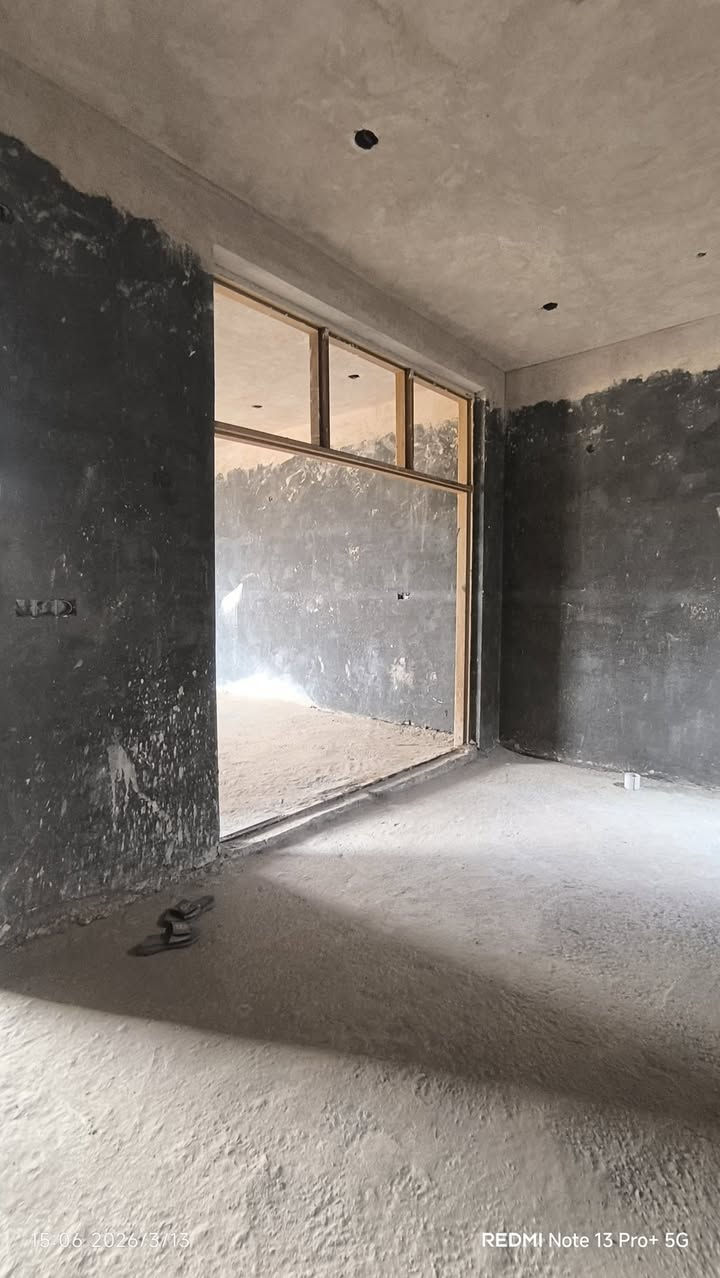 الدار للبيع مساحه 200متر بناء طابوك والسقف كونكريت الصطح شتايكر مؤسس بل كامل ماء وكهرباء ومجاري  العنوان الناصريه الصحفيين قرب سجن الإصلاح السعر الكلي 150مليون مطلوب للاسكان 50مليون تقطع من المبلغ  يصبح المبلغ المتقي الى البائع 100مليون فقط للاتصال ***********
