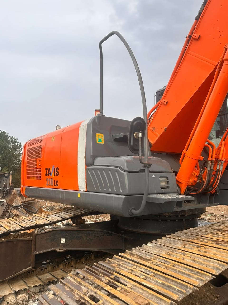 سلام عليكم للبيع فقط حفاره هيتاشي زت ثري حجم 210 ايلسي مكفوله وجاهزه للعمل رقم بغداد سنويه 31 زنجيل 70 
فقط الثكاله صبغ الباقي كفاله عامه حداديه رولات جدد كماشه وكيله جدد نقار وياهه جاهزه العمل مكاني بغداد
استفسار رقمي ***********
