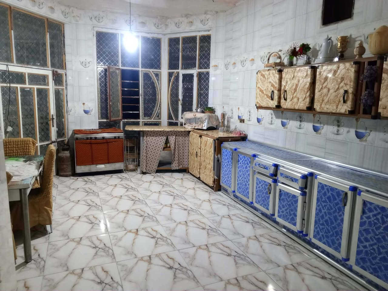 يوجد بيت حديث للبيع
العنوان البوعلوان قرب ملعب الكرار
بيت مساحه 900 متر واكثر 
بناء 250 
سنه بناء 2028 بيت فقط ناقصه بورك 
غرفتين مطبخ هول مجمع صحيات حديقه داير مداير بيت 
*********** السعر 58 وبي مجال
