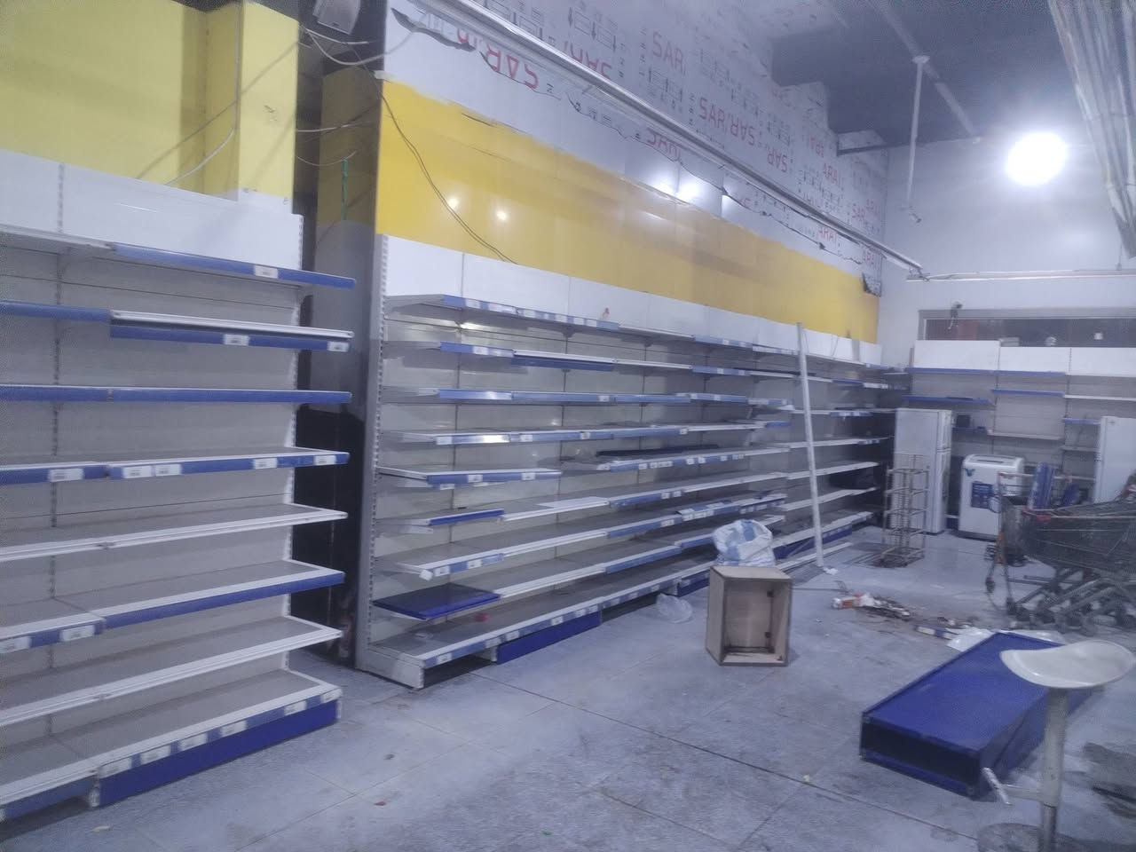 غراض اسواق للبيع كلهن تركي ثقيل 
-رفوف جانبيه ارتفاع مترين وربع عمق ٤٠ متوفر لون ابيض + اسود 
-رف وسطي ارتفاع ١٨٥ عمق ٤٠ من كل جهه
-رف خزن نوع ثقيل القياس الأول ارتفاع ١٨٥ وعمق ٥٠ والقياس الثاني ارتفاع ٢٢٥ وعمق ٥٠
-سلات ارضيه مربعه قياس ٨٥×٦٠
-عرباة تسوق حجم كبير + وسط
-سلات يدويه
-عارضات سكائر حجم كبير 
-ميز كاشير كهربائي ابو القايش طول ٢١٠ + ميز كاشير بدون قايش
-عارضات طرحيه نوع تركي يكور الاصلي طول ٢١٠ + طول١٨٥
-براد مفتوح طول ١١ متر كمبريسر خارجي نوع ألماني ptzer
-سبالت كنتوري + سقفي + جداري توسوت و ميديا 
-فان هواء ( بلور)
- مفرغات صناعيه حجم كبير 
 كونفيره حجم كبير دكت
-كامرات هكفجن
-مولد بيركنز ٨٠ كيفي كاتم 
جميع الاغراض درجه اولى واستخدام قليل
للاستفسار الاتصال على الارقام
***********
***********
